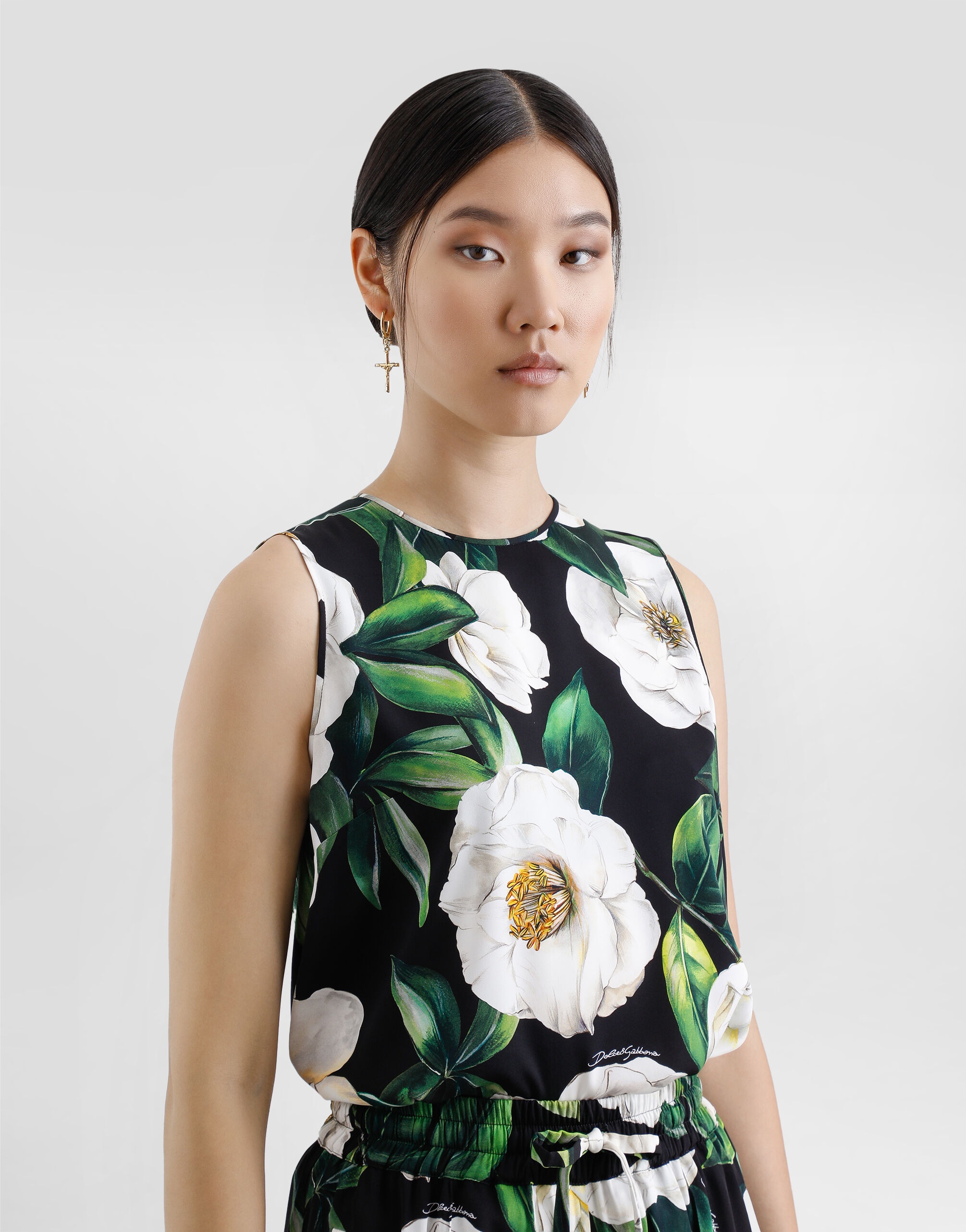 Sleeveless charmeuse top with gardenia print - 5