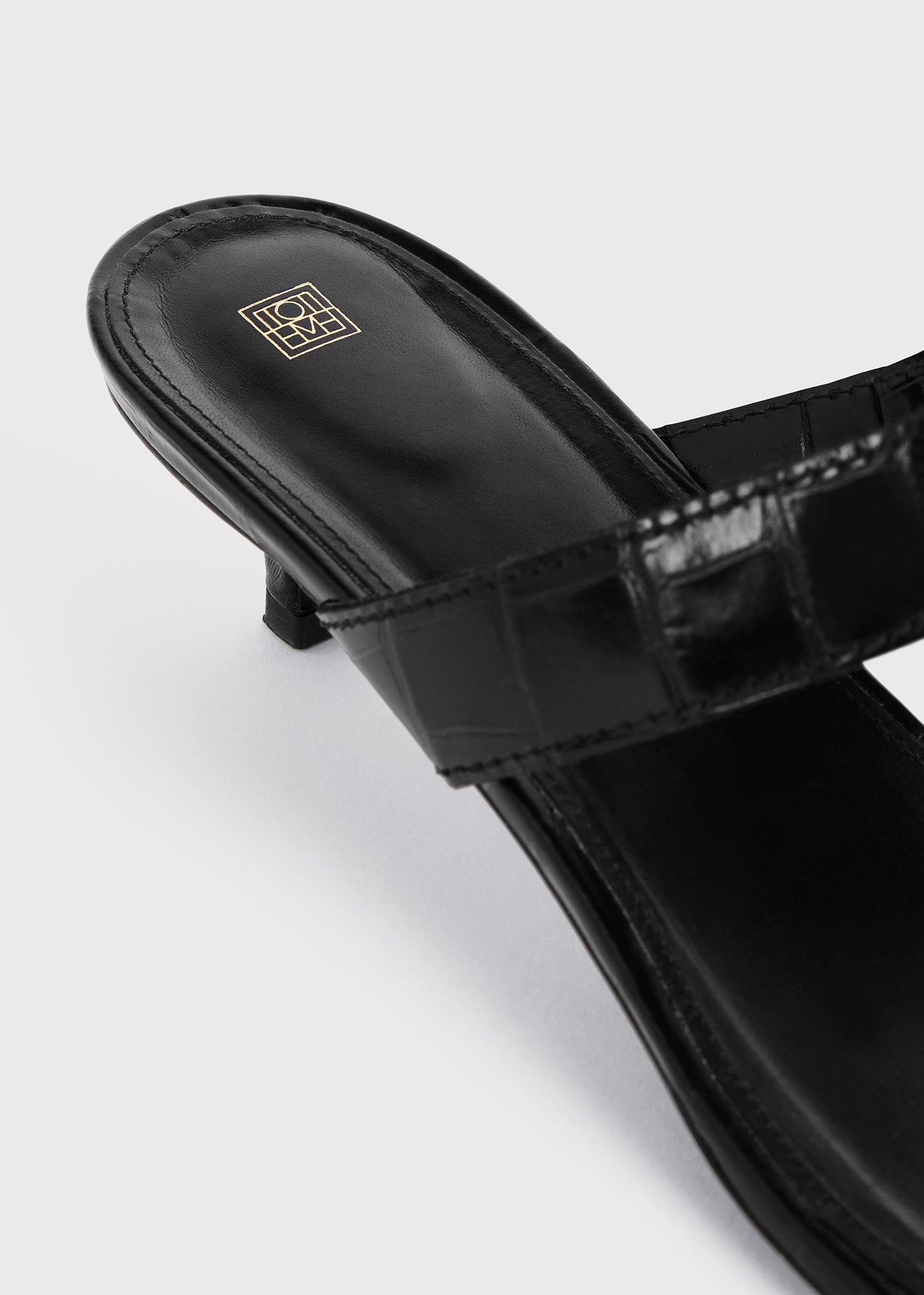 Totême The Belted Croco Flip-Flop Heel black | REVERSIBLE