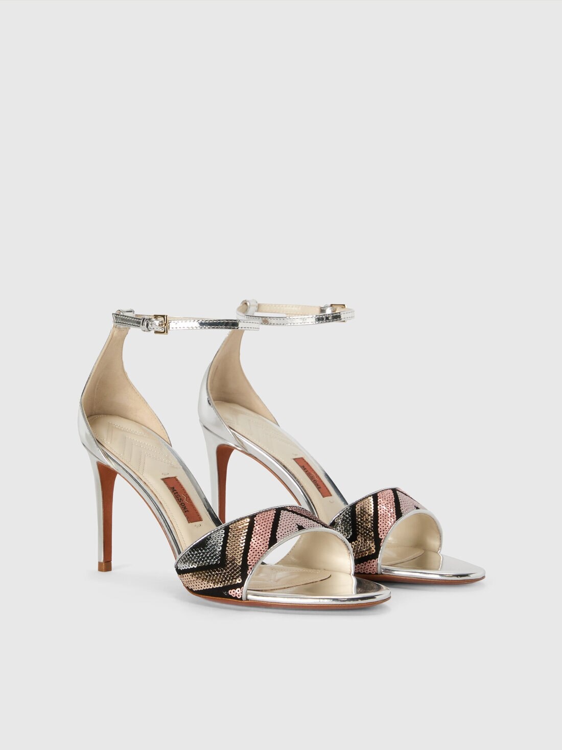 Sandal with adjustable strap and zig zag pattern - 2