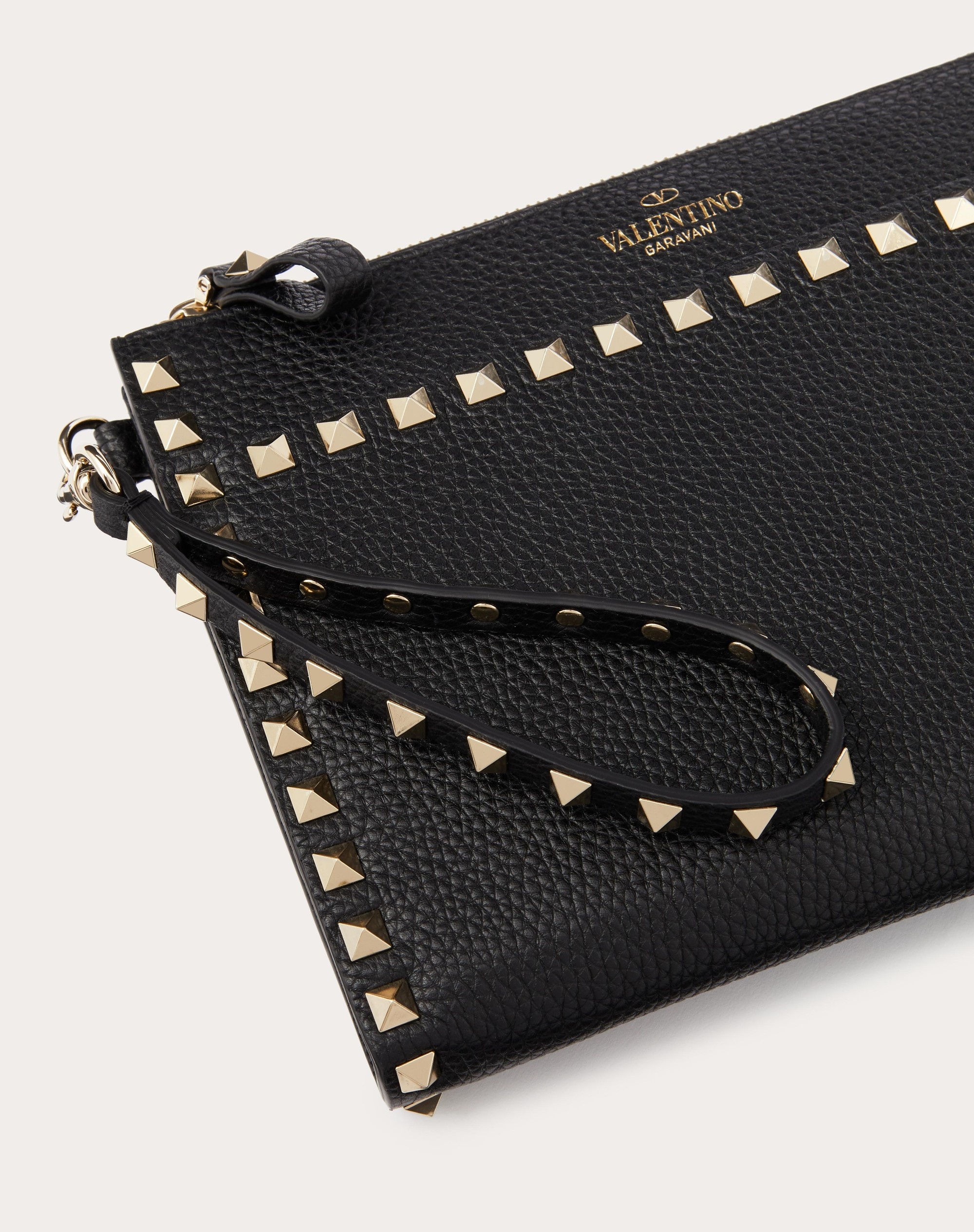 ROCKSTUD GRAINY CALFSKIN POUCH - 2