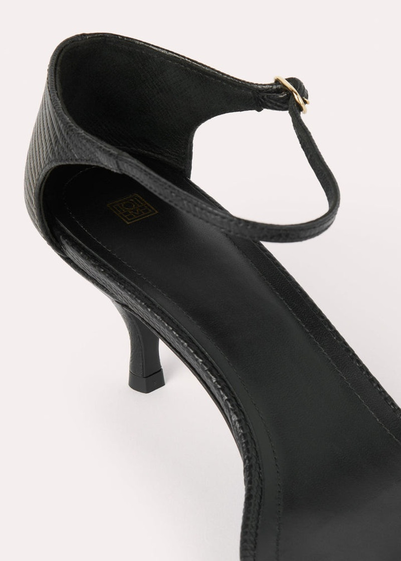 The strappy sandal black lizard 6