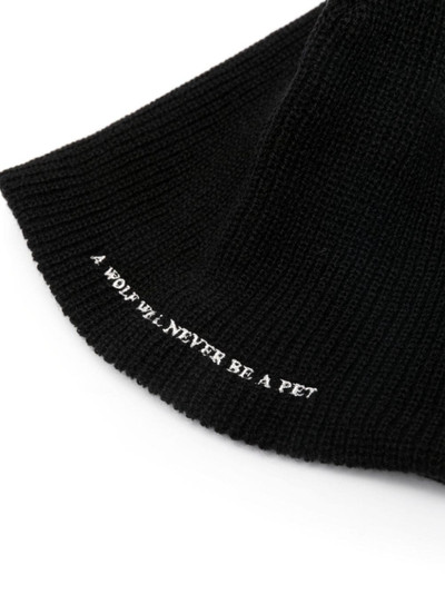 UNDERCOVER slogan-embroidered ribbed beanie outlook
