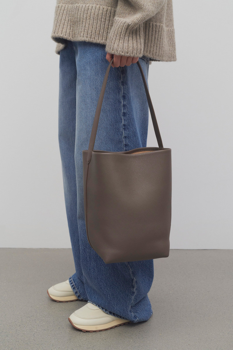 Medium N/S Park Tote Bag in Leather 4