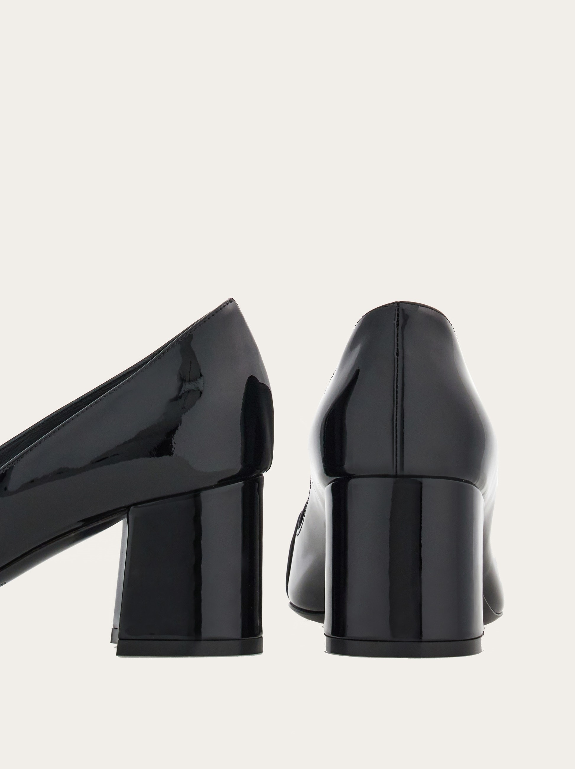 Pump with Gancini ornament - 7