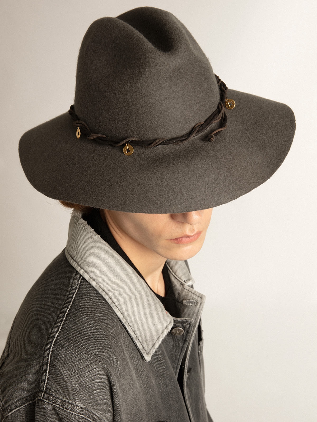 Gray wool Fedora hat with leather strap and pendants - 2