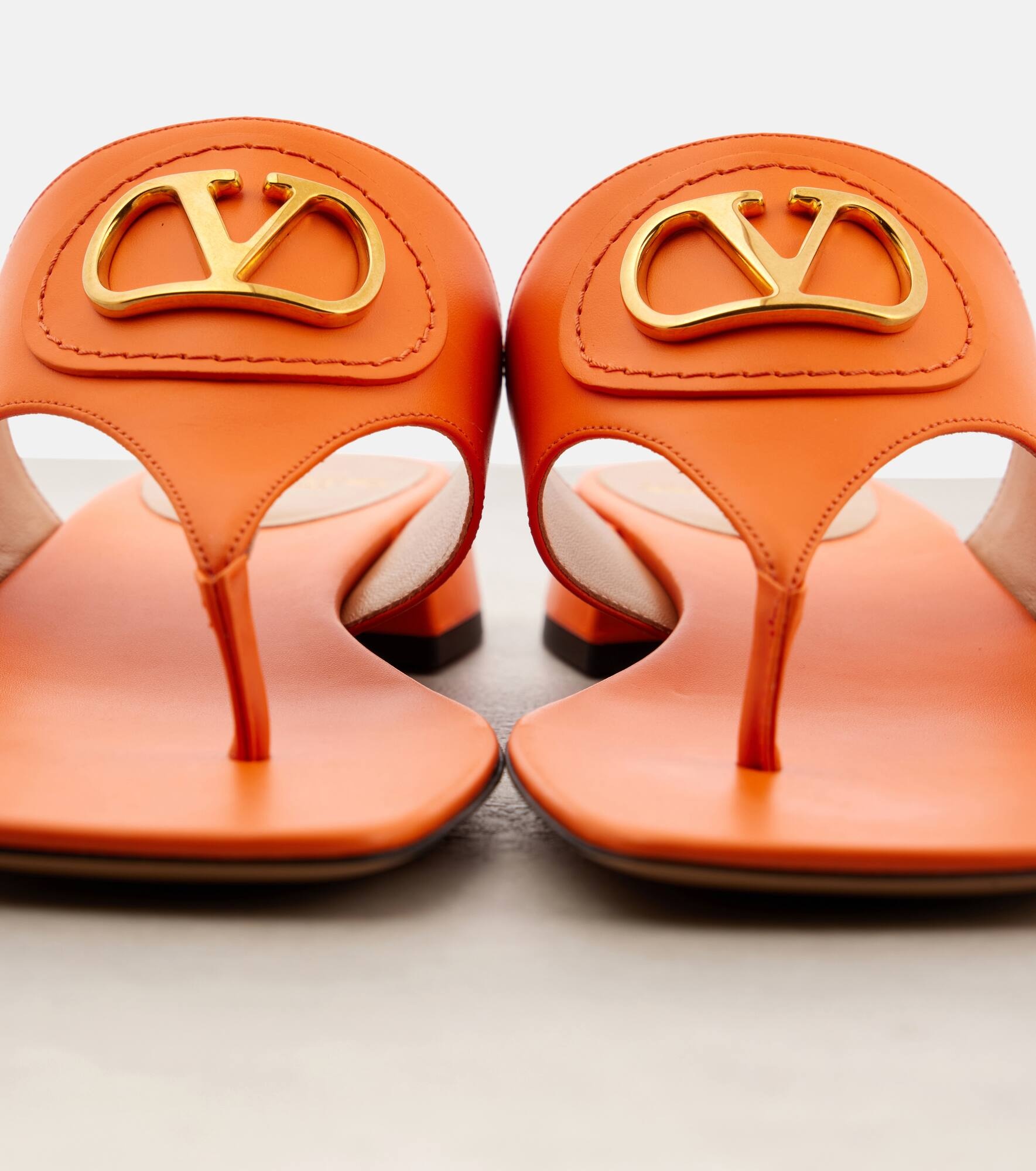 VLogo Signature leather thong sandals - 5