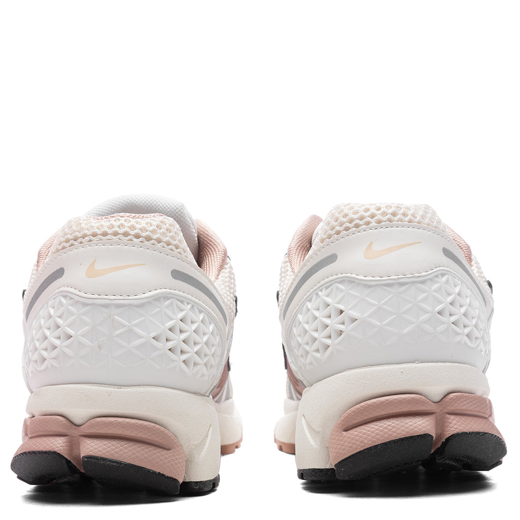 WOMEN'S ZOOM VOMERO 5 - SAIL/PEARL WHITE/PARTICLE PINK - 4