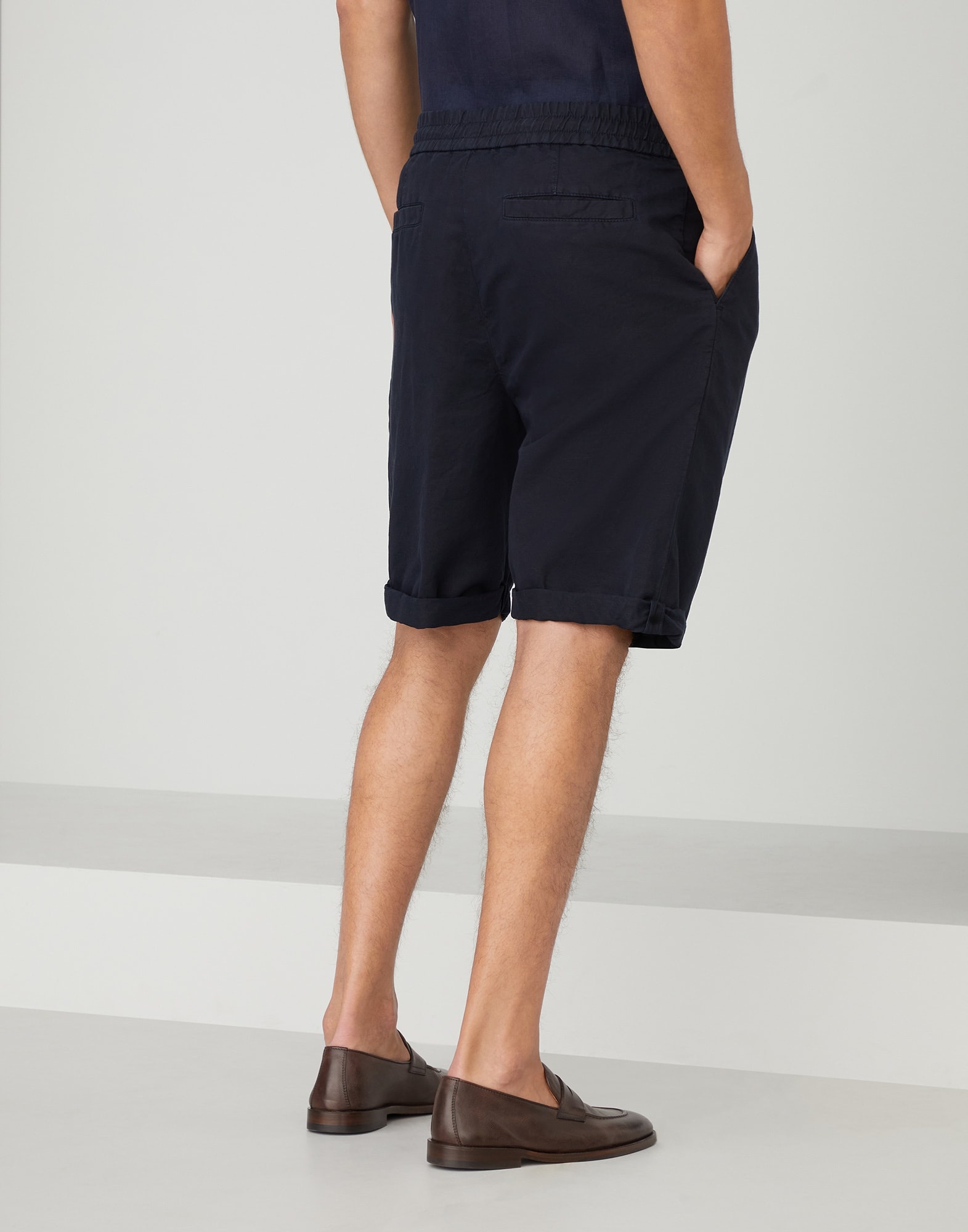 Garment-dyed Bermuda shorts in twisted linen and cotton gabardine with drawstring and double pleats - 2