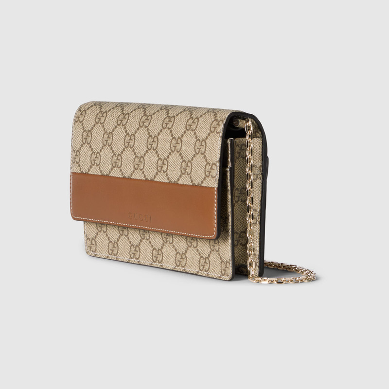 GUCCI GG Emblem chain wallet outlook