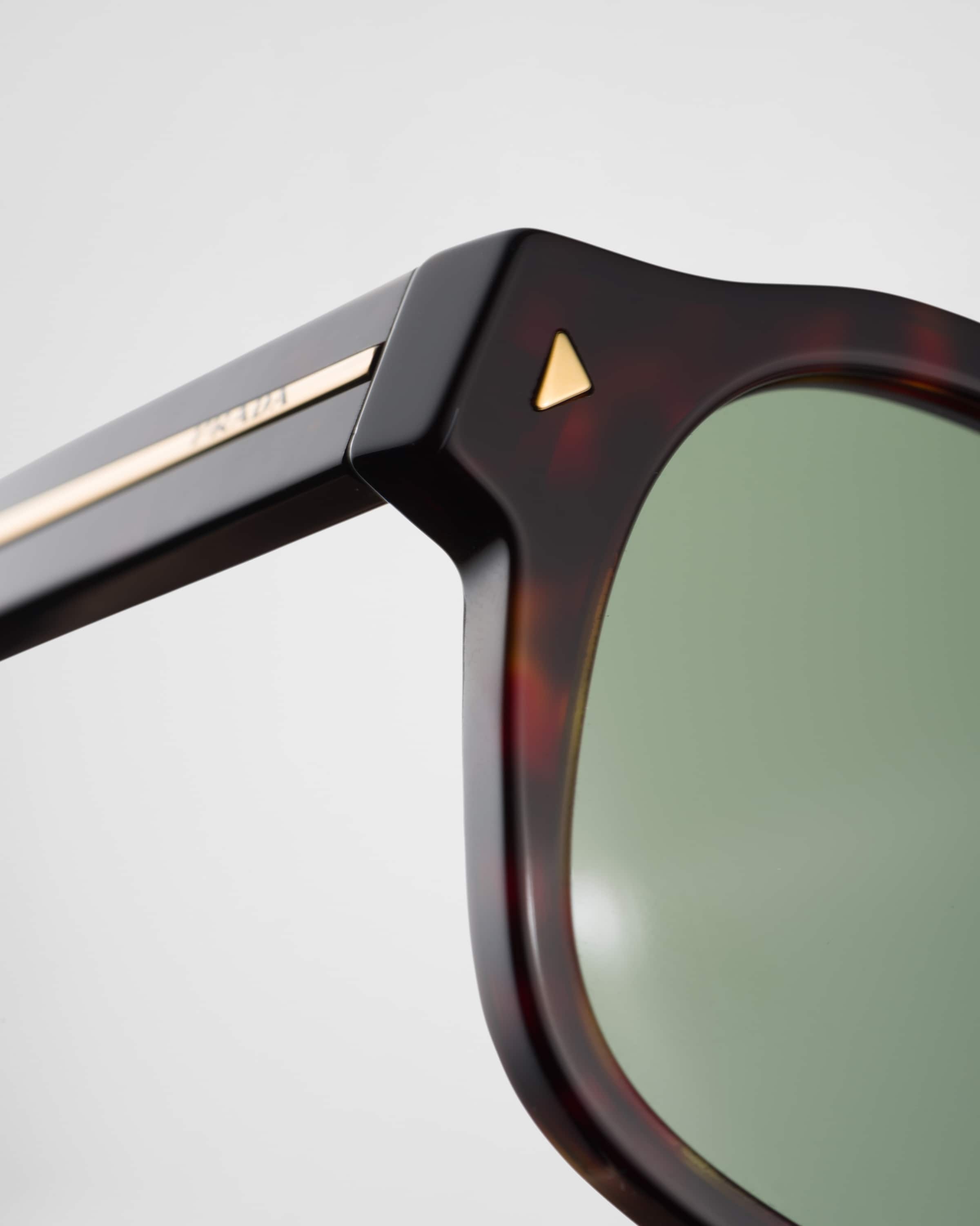 Sunglasses with iconic metal plaque - 5