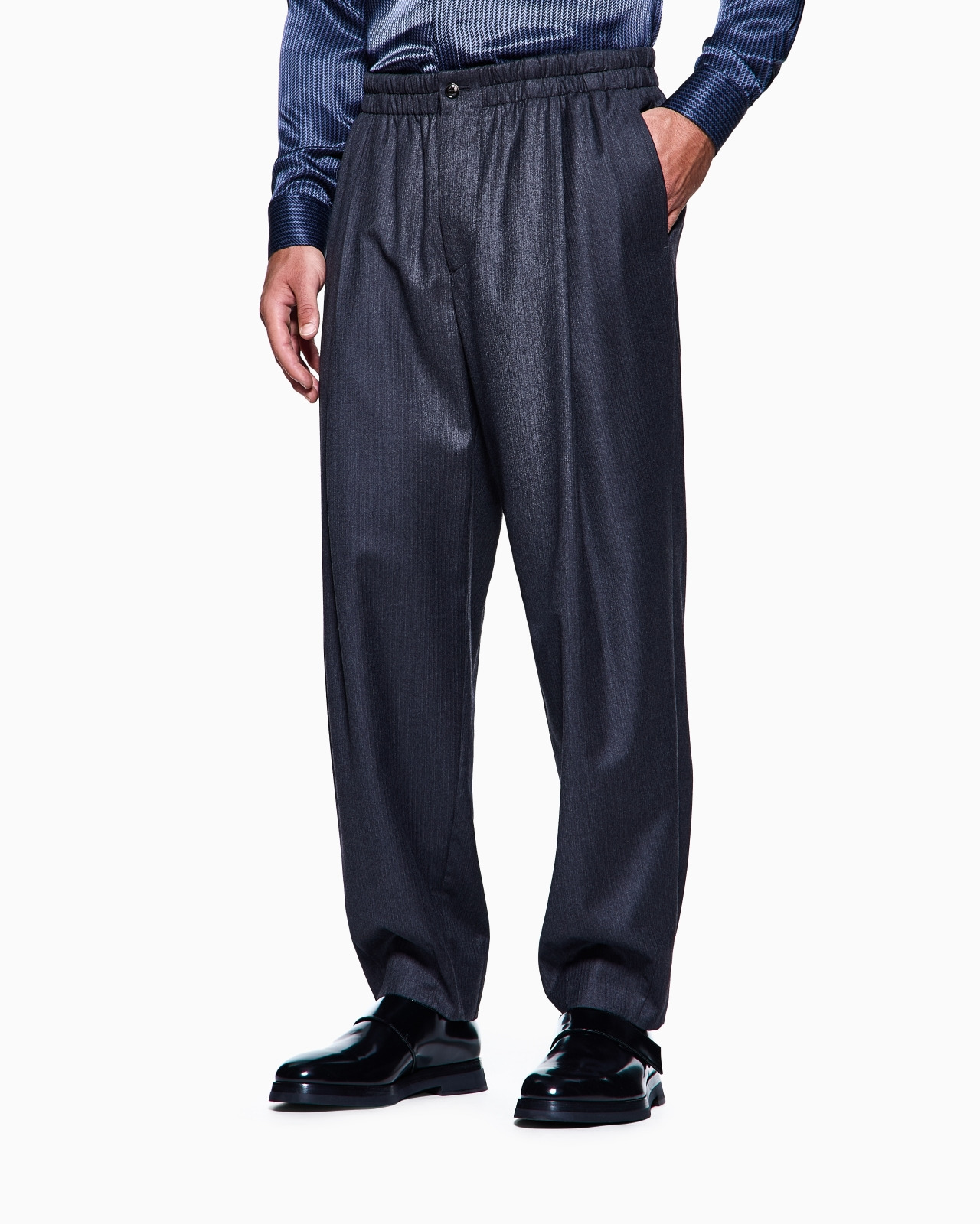 SINGLE-PLEAT TROUSERS IN MICRO HERRINGBONE VIRGIN WOOL - 4