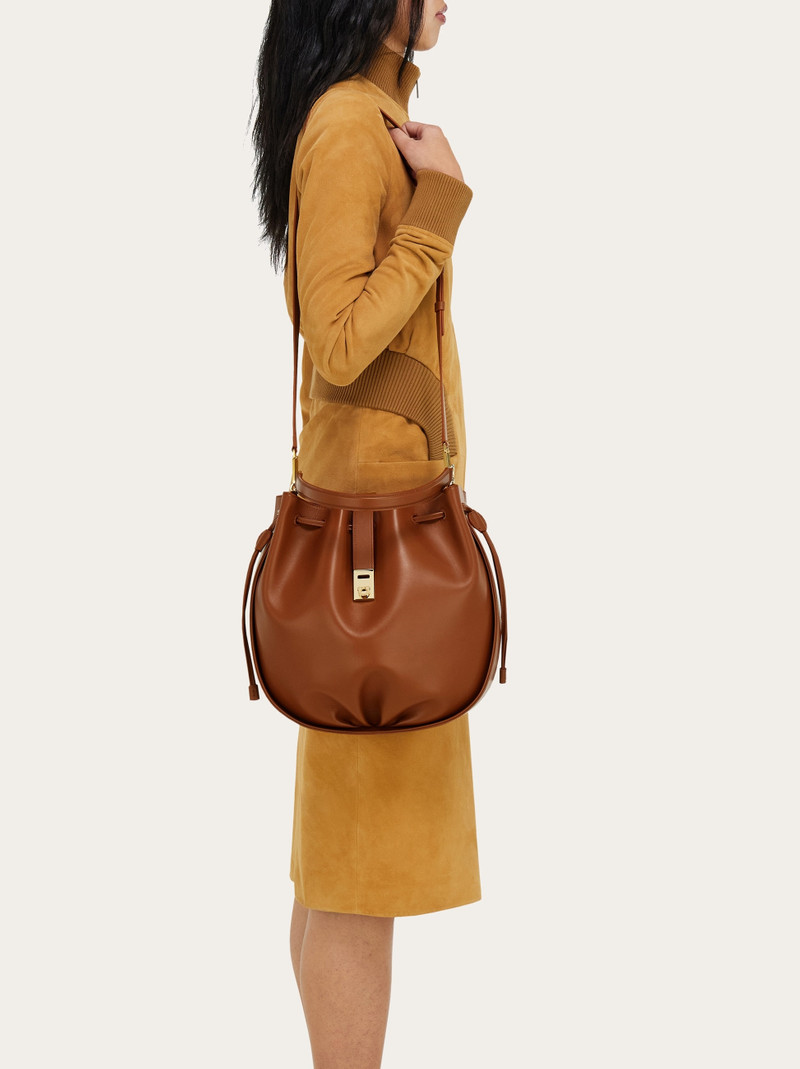Hug bucket bag 3