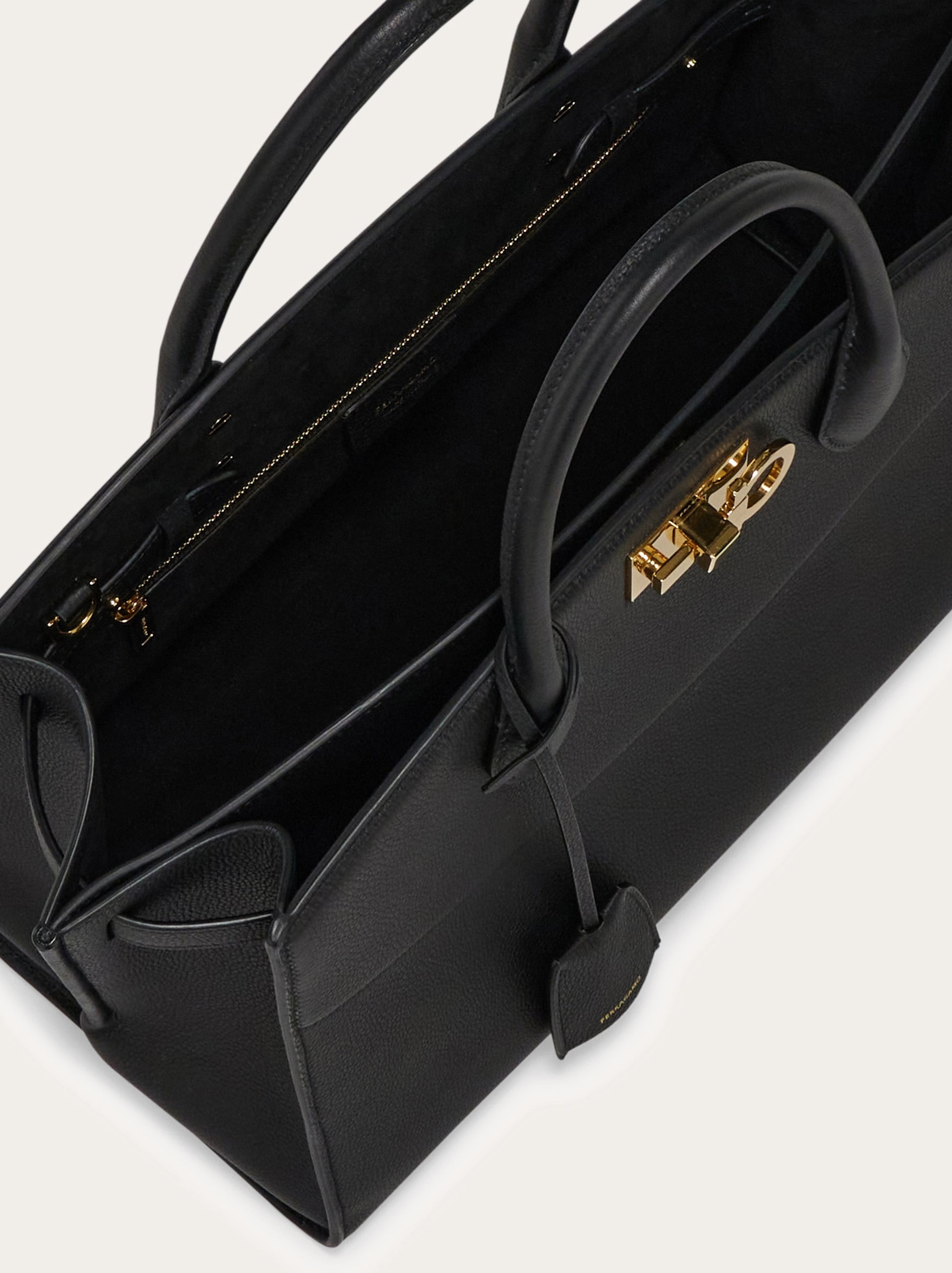 関税送料込 フェラガモ New Ferragamo Studio Soft bag L New Ferragamo Studio Soft bag (L) - ウィメンズ | Ferragamo