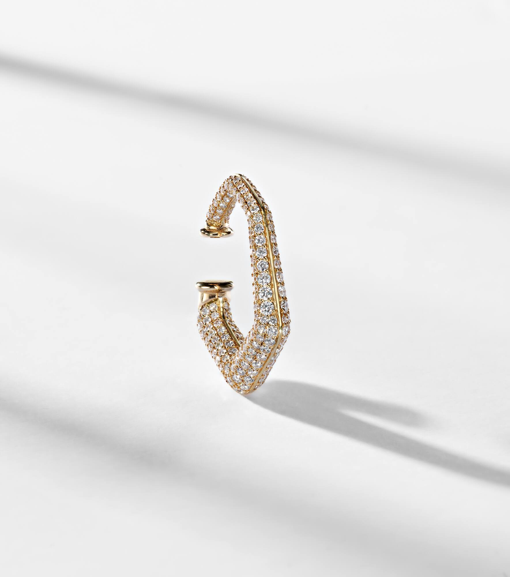 Carved 18kt gold ear cuff with diamonds - 5