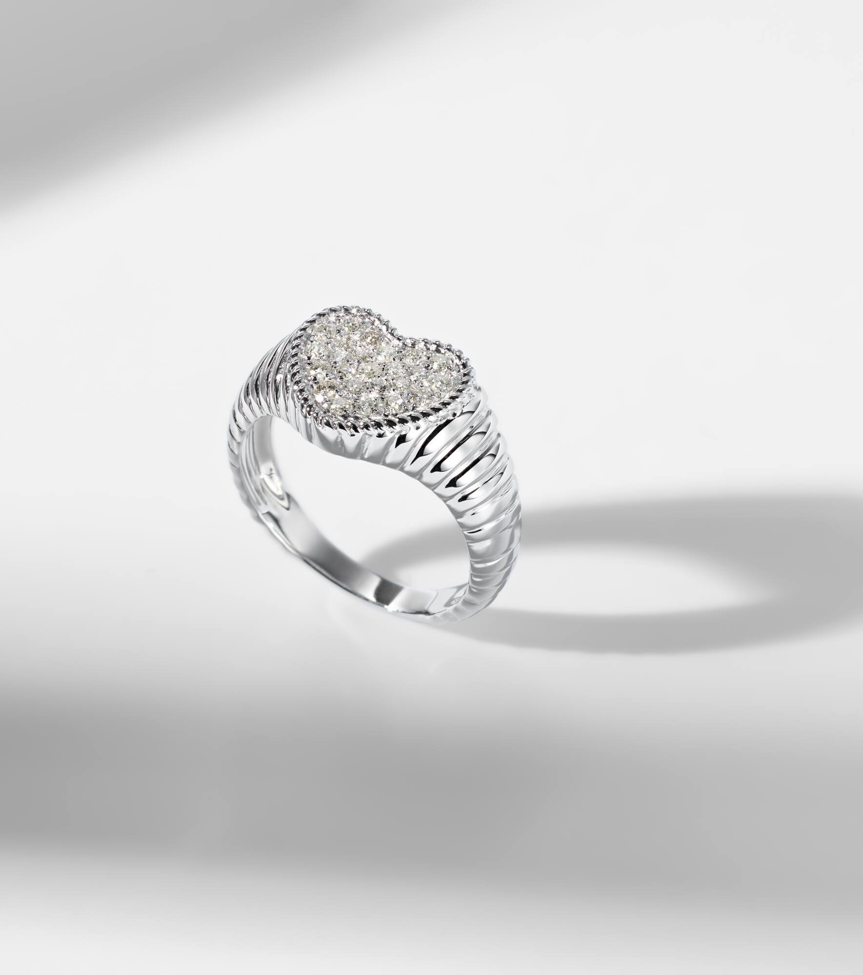 Baby 9kt gold pinky ring with diamonds - 5