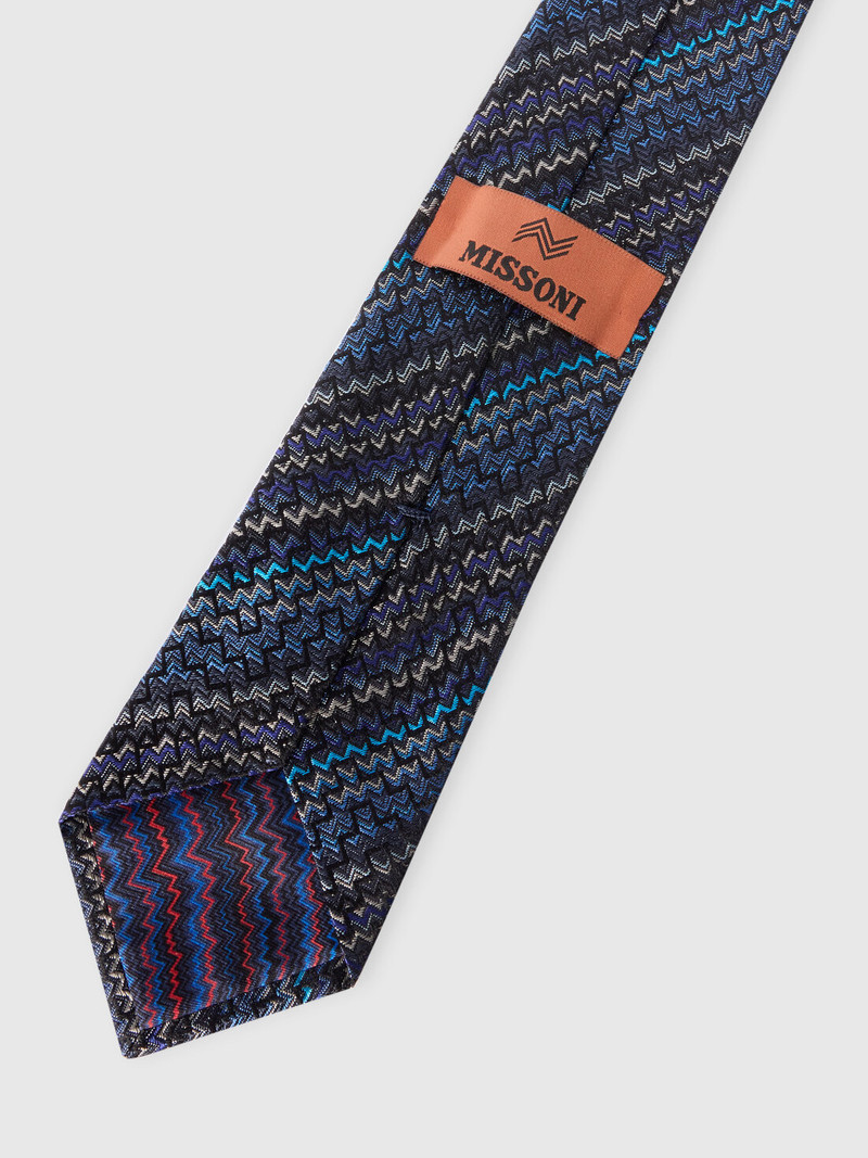 Silk tie with contrasting lining 3