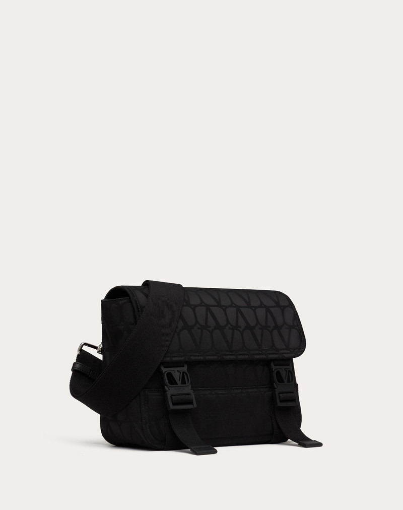 TOILE ICONOGRAPHE는 LEATHER DETAILS를 가진 기술적인 FABRIC에 있는 부대를 제거합니다 3