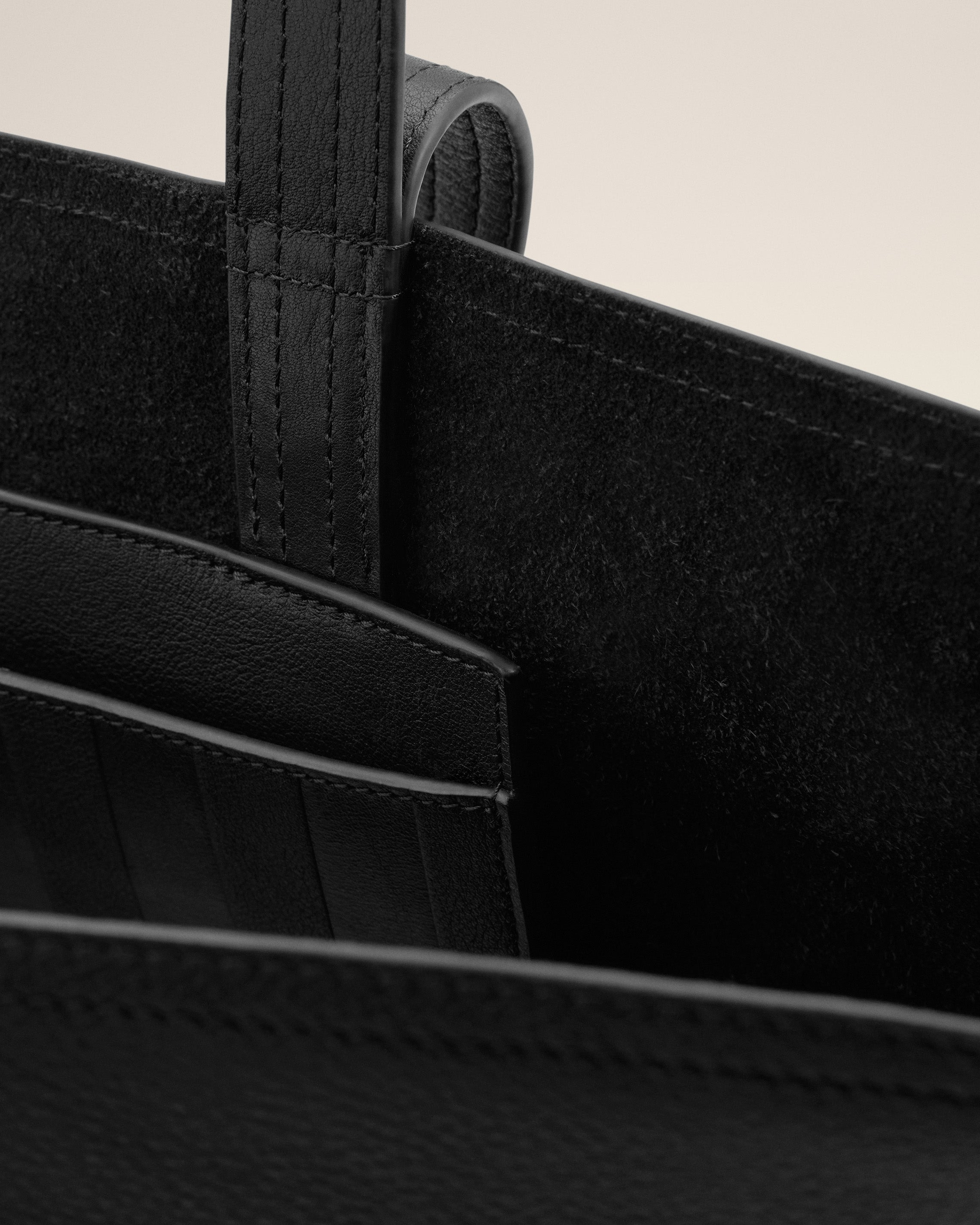 BLACK LEATHER MIDI TOTE BAG - 6