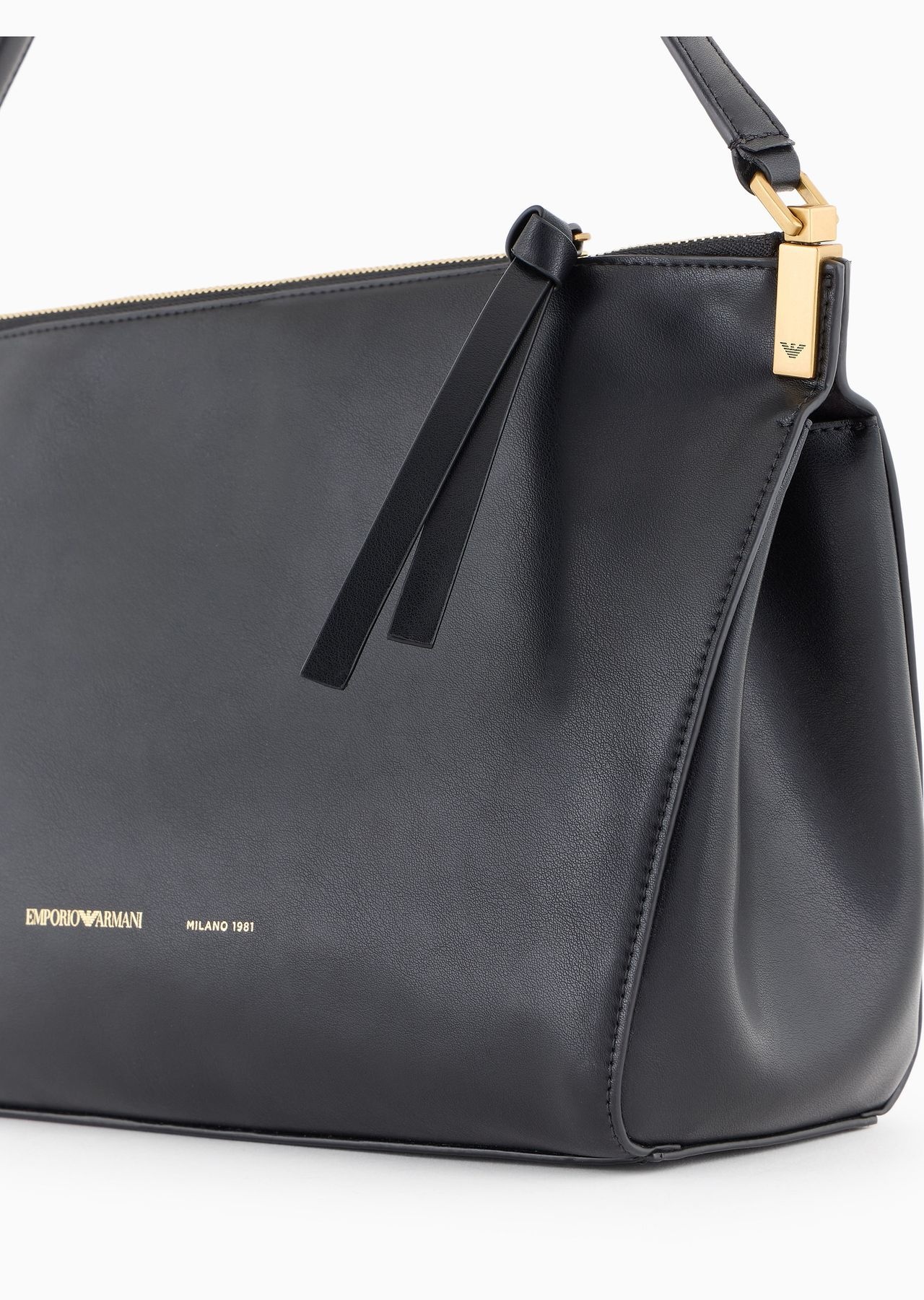 Medium handbag in smooth leather 5