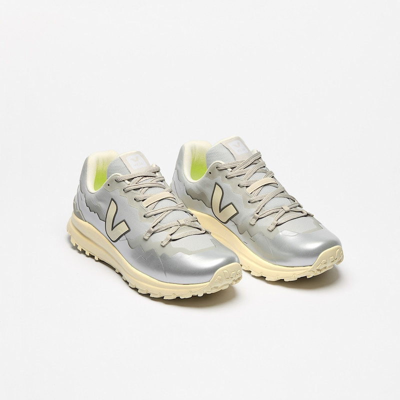 VEJA FITZ ROY TREK-SHELL PIERRE SILVER outlook