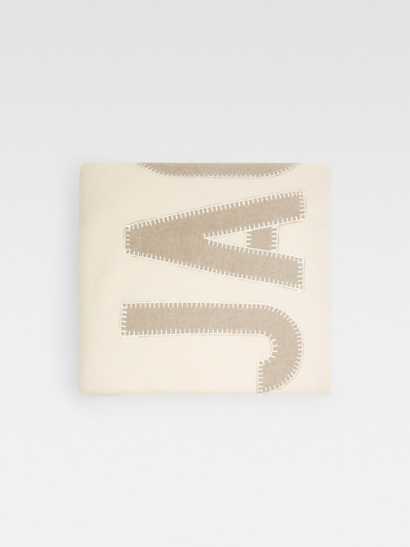 The embroidered Jacquemus plaid 1