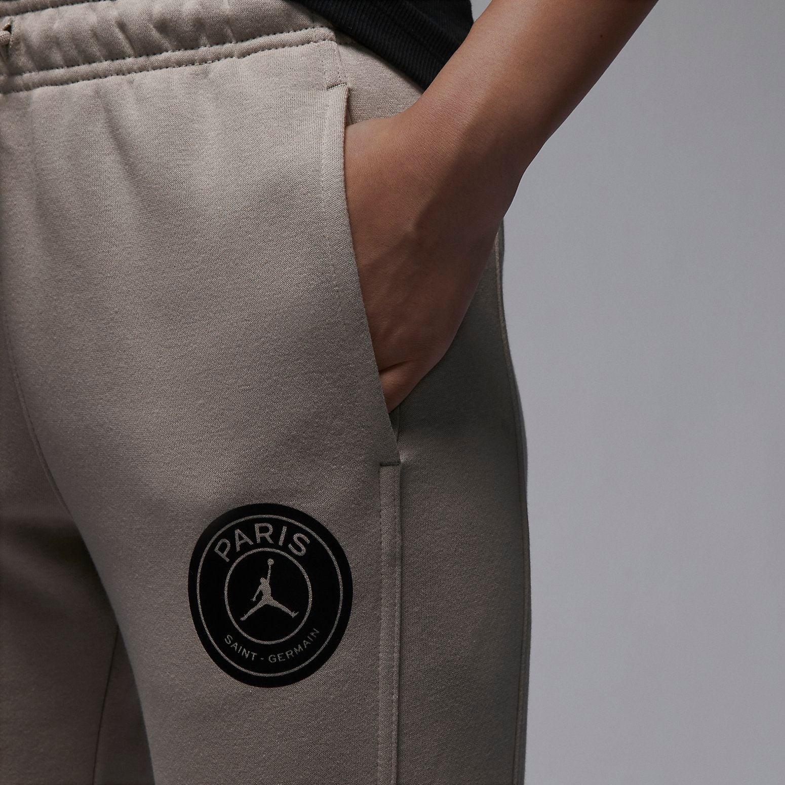 (WMNS) Air Jordan x Paris Saint-Germain Sweatpants 'Stone' FD6998-230 - 4