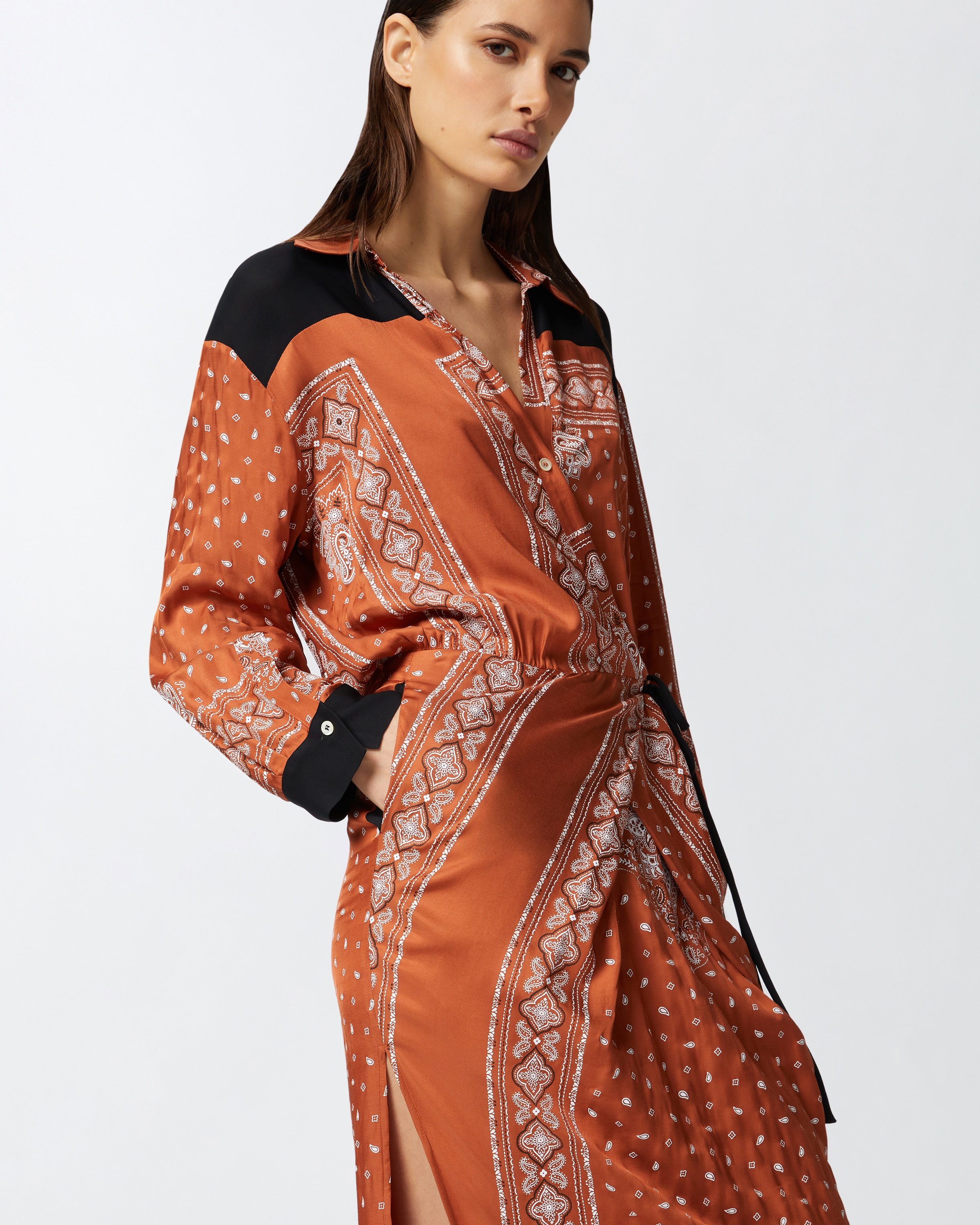 LONG CRISSCROSS DRESS WITH BANDANA PRINT - 5