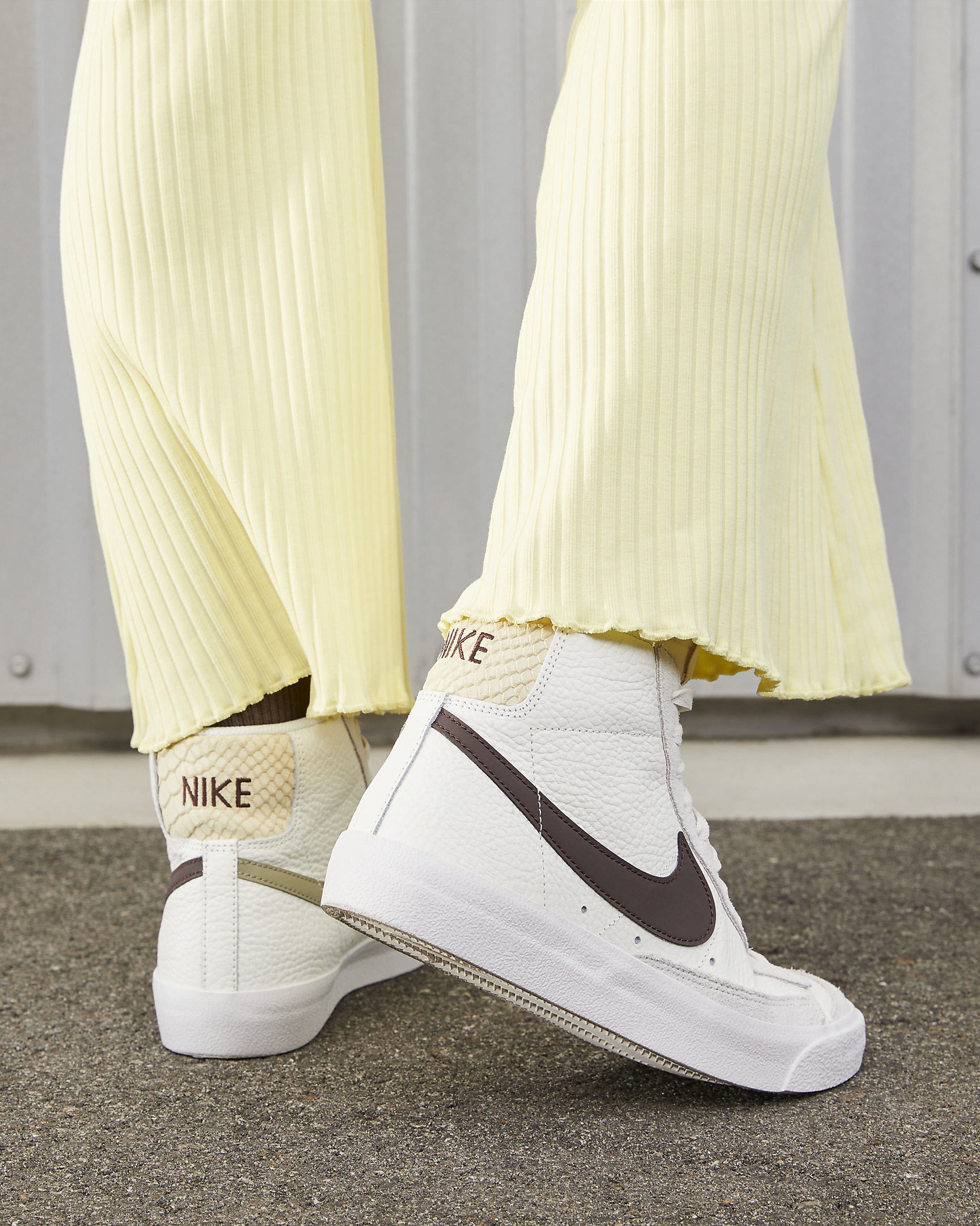 Nike Women's Blazer Mid '77 Shoes - 10