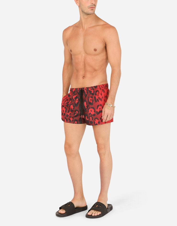 Short swim trunks with leopard print - 3