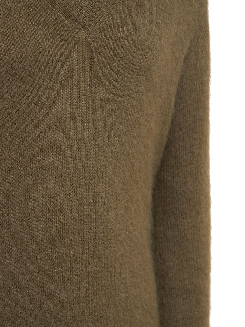 V-neck long-sleeved sweater 3