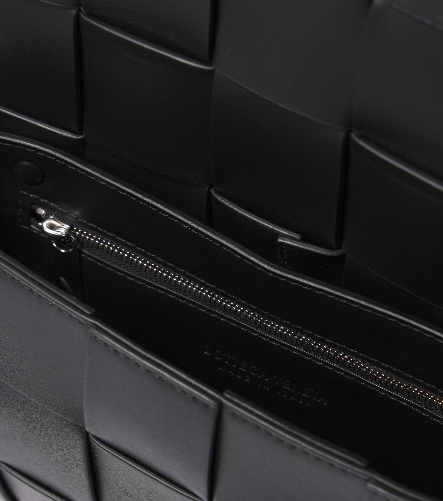 Cassette Intreccio leather crossbody bag - 4