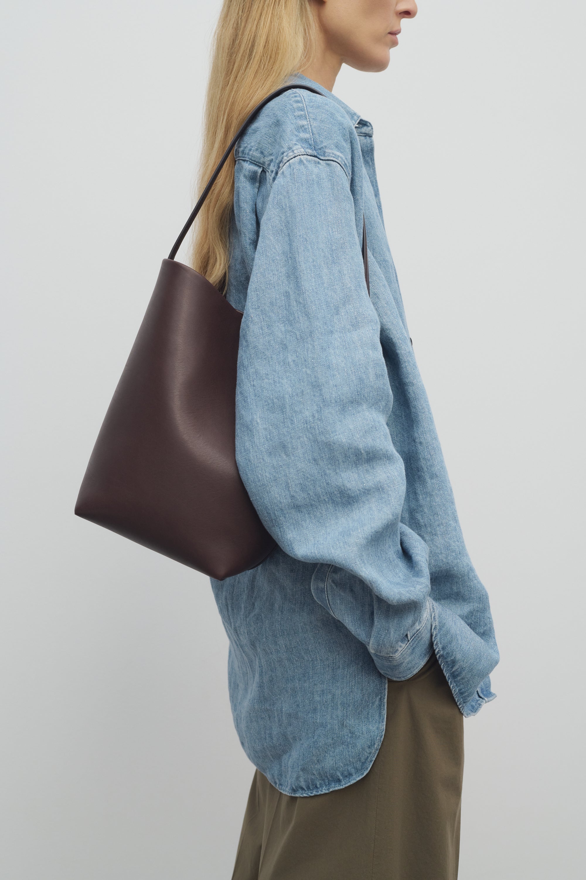 上品な存在感 ★ THE ROW N/S Park Medium leather tote bag The Row N/S Park Tote Review: Small, Medium, and Large
