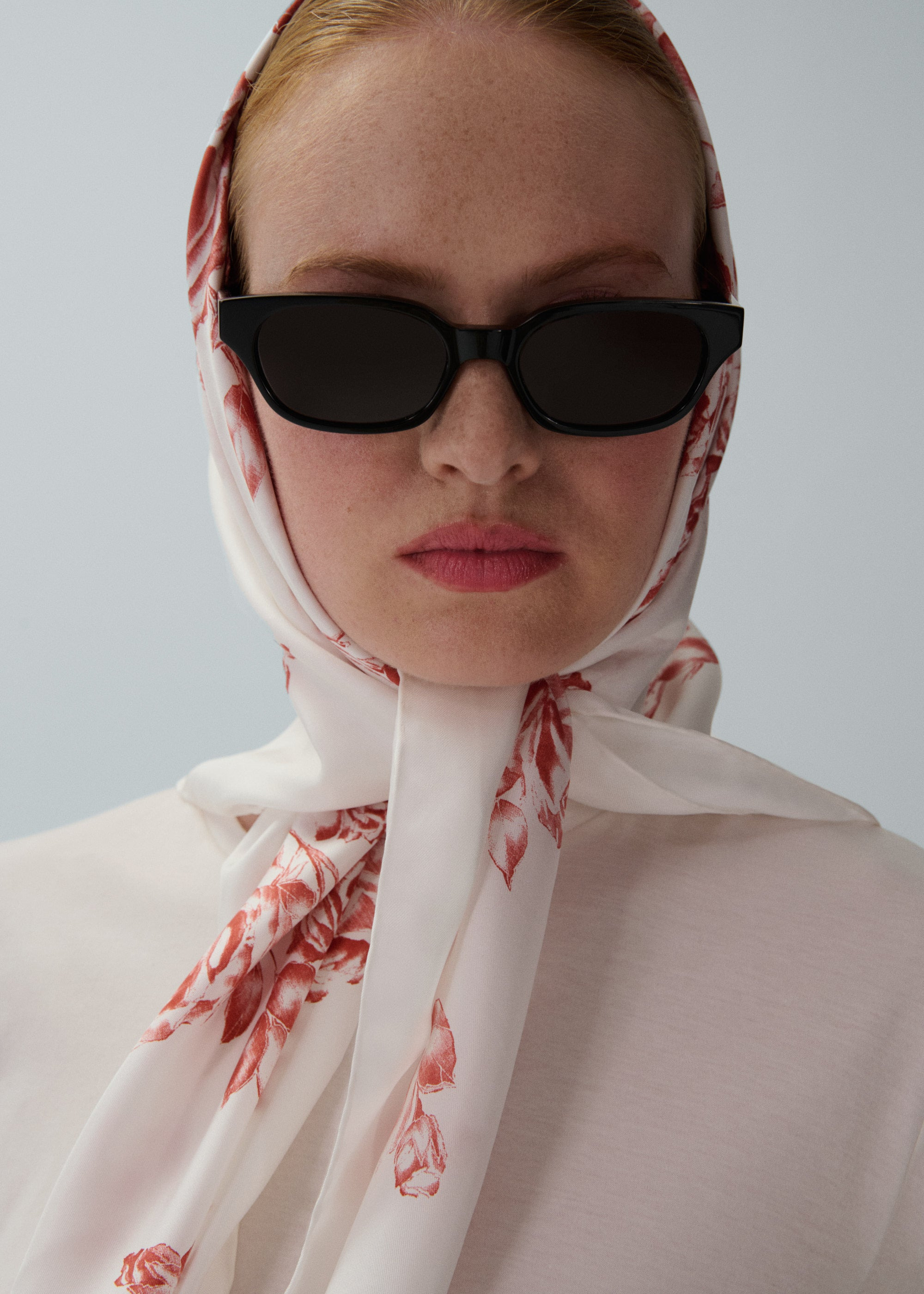 Rose print scarf in white - 4