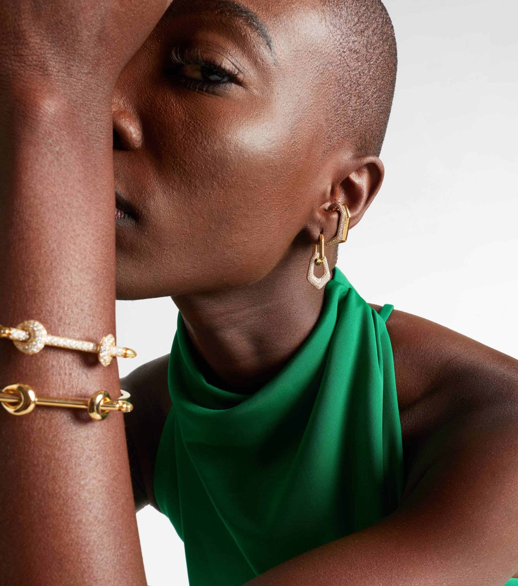 Carved 18kt gold ear cuff with diamonds - 2