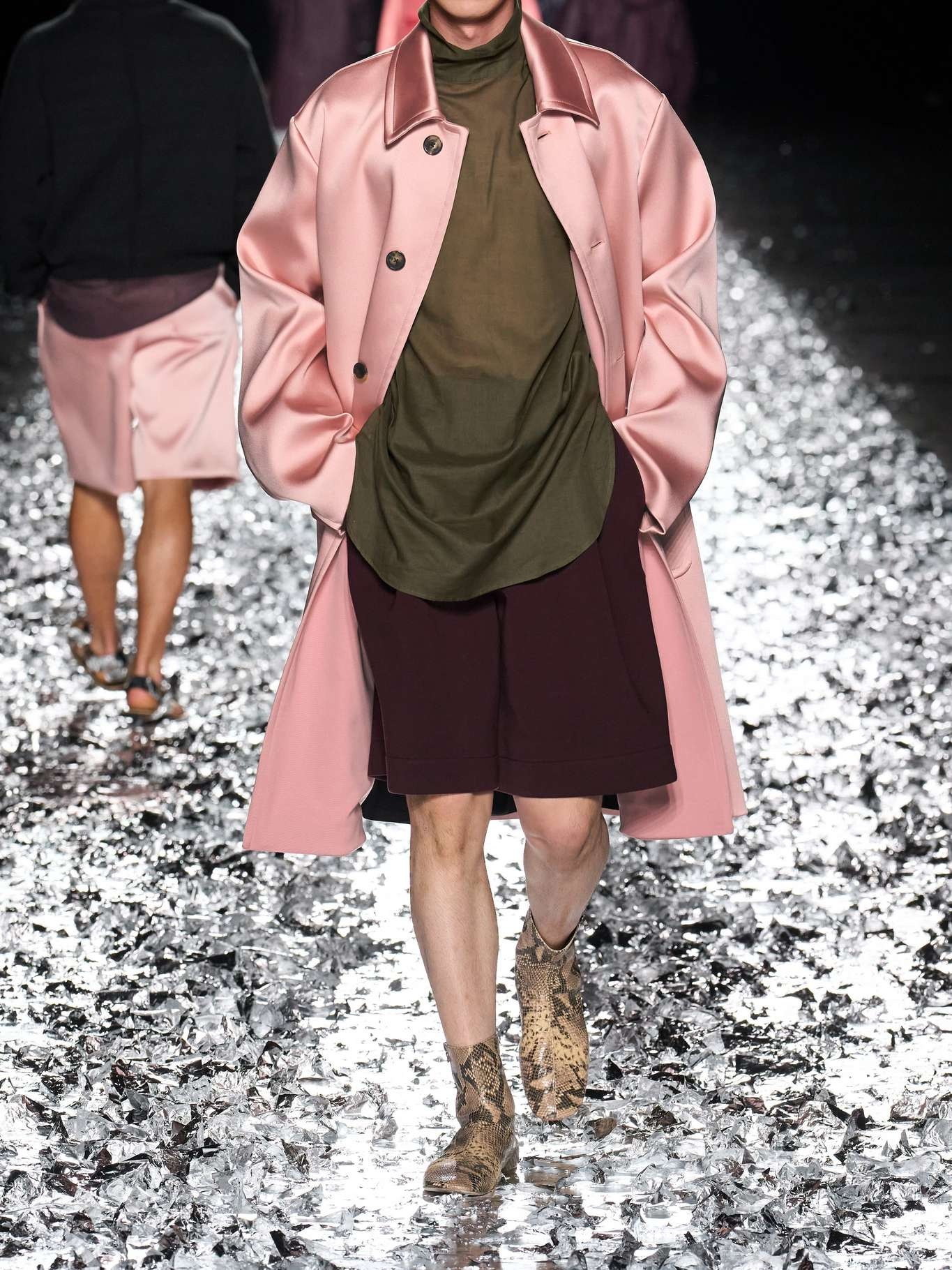 【関税込み】Dries Van Noten ピンク ジャカード コート Dries Van Noten Oversized mikado coat Pink | netaporter