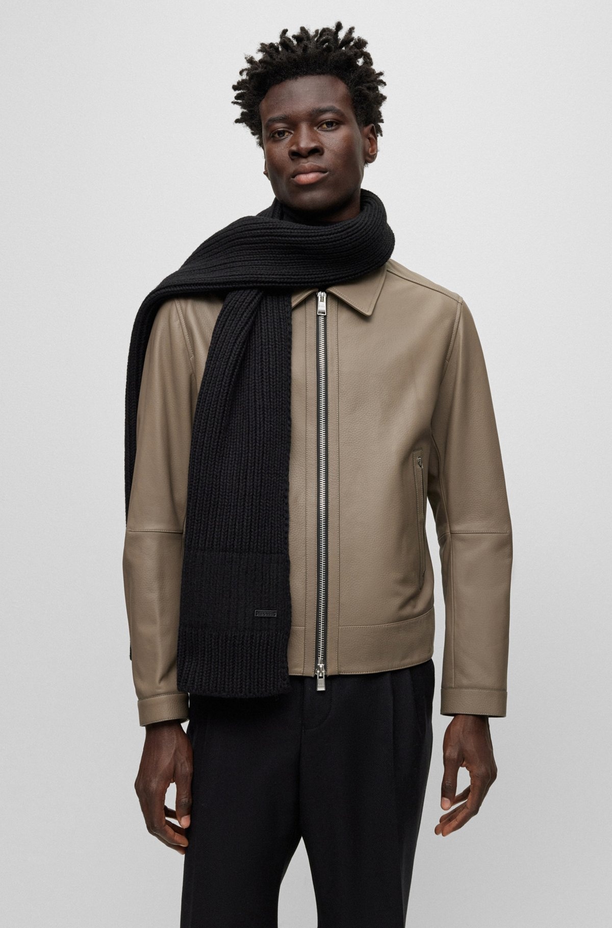 KNITTED SCARF WITH FAUX-LEATHER LOGO PLAQUE - 2