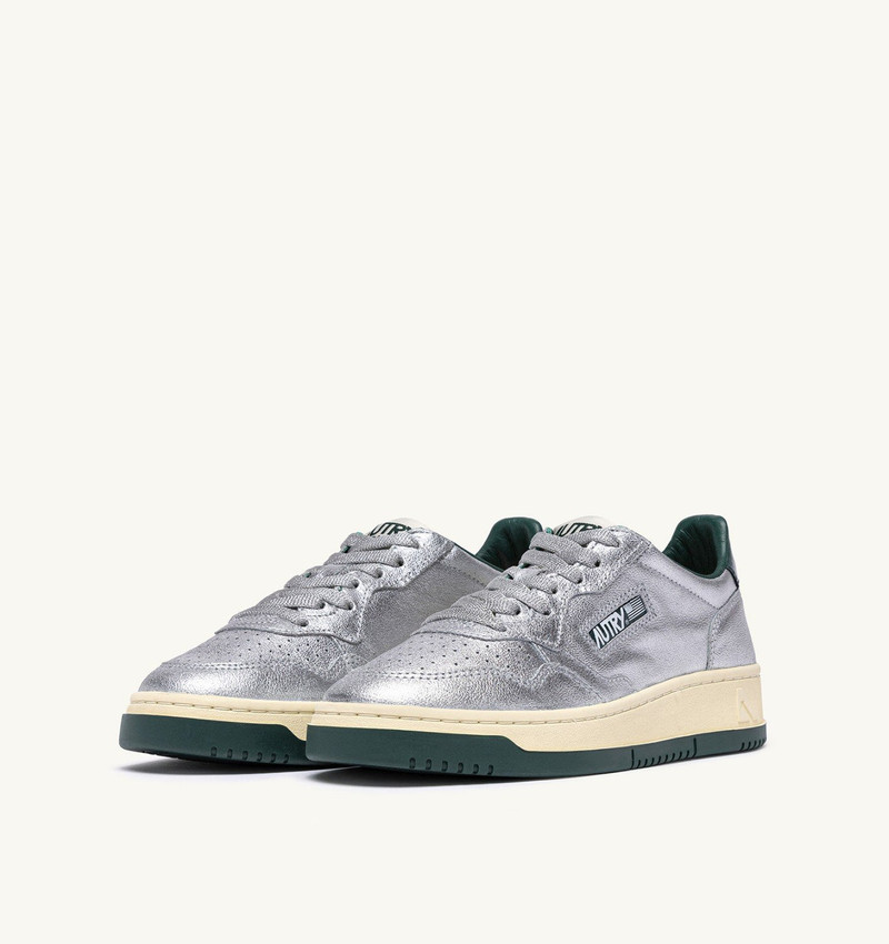 AUTRY MEDALIST LOW SNEAKERS IN SILVER AND BOTTLE METALIZED LEATHER outlook