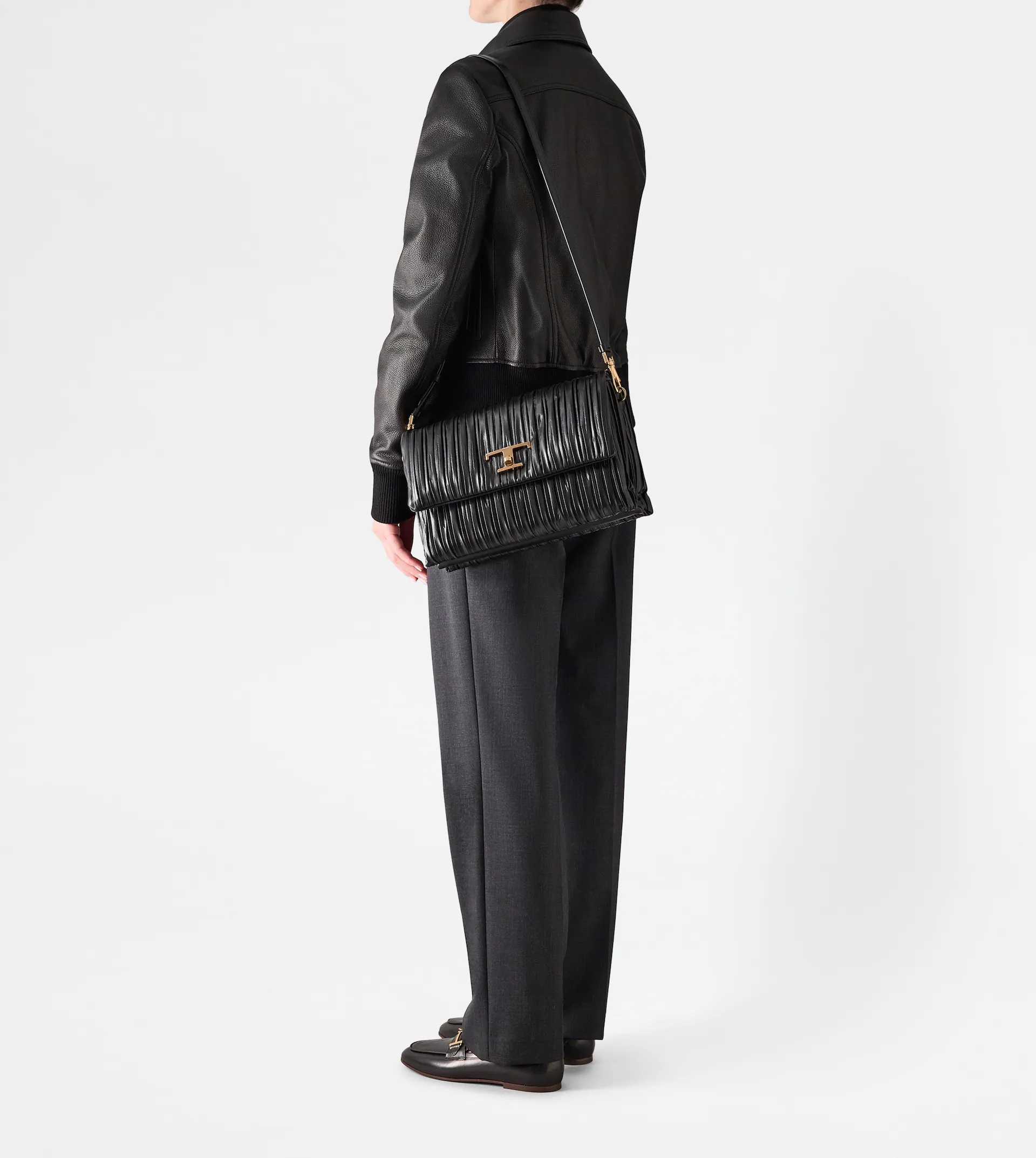 T TIMELESS FLAP BAG IN LEATHER MEDIUM - BLACK - 4