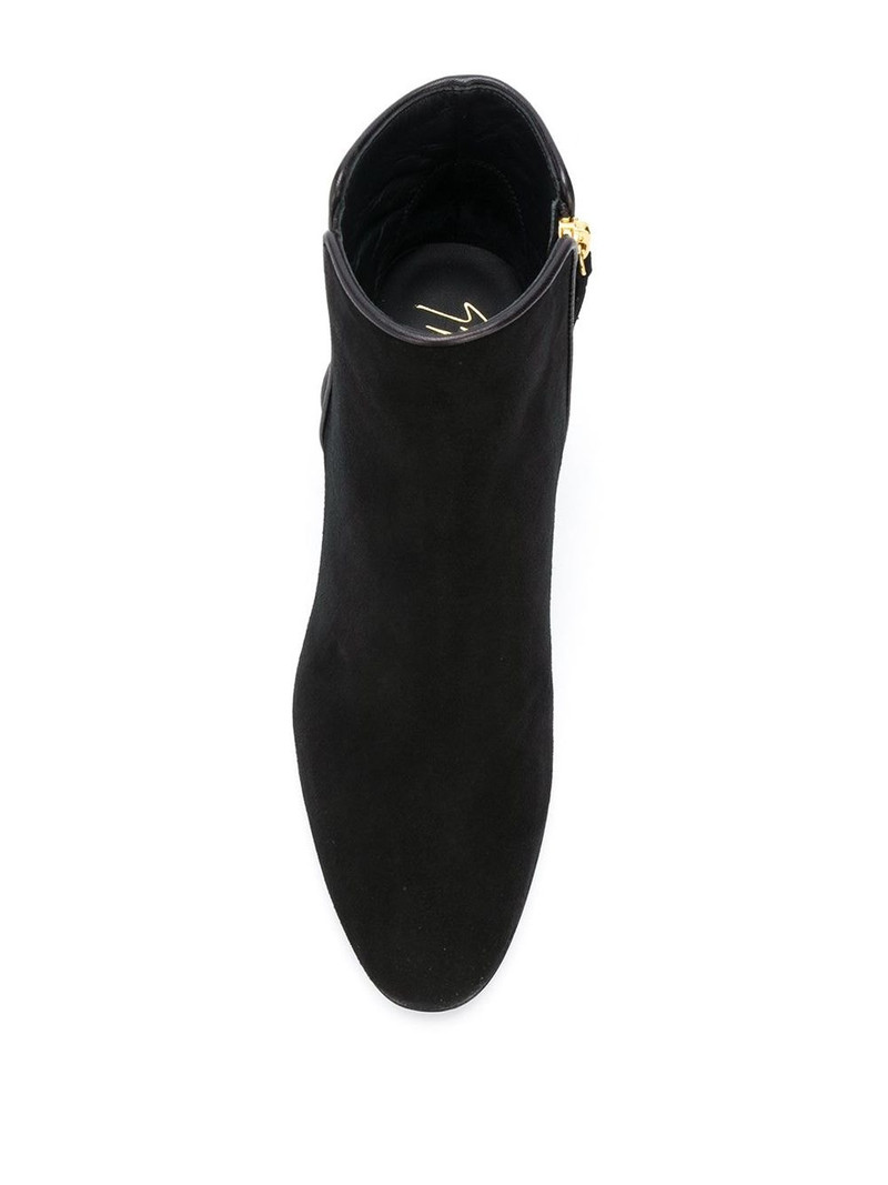 round toe boots 4