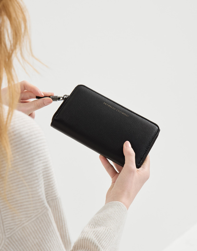 Grained leather wallet with shiny zipper pull 4