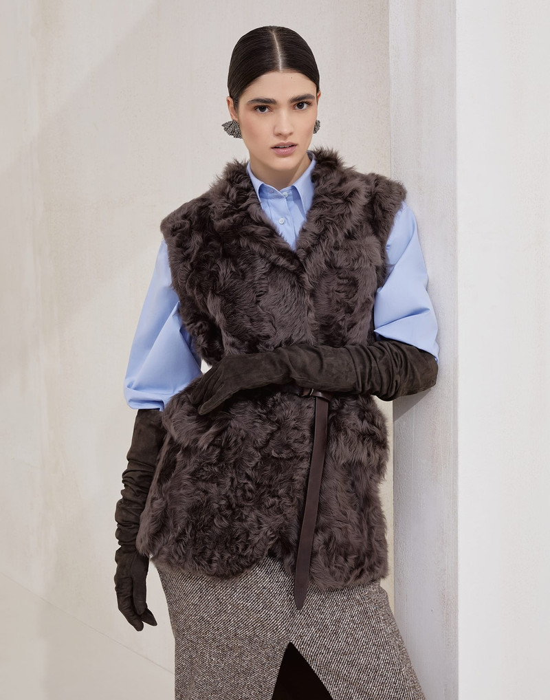 Wavy shearling vest with leather belt and monili 4
