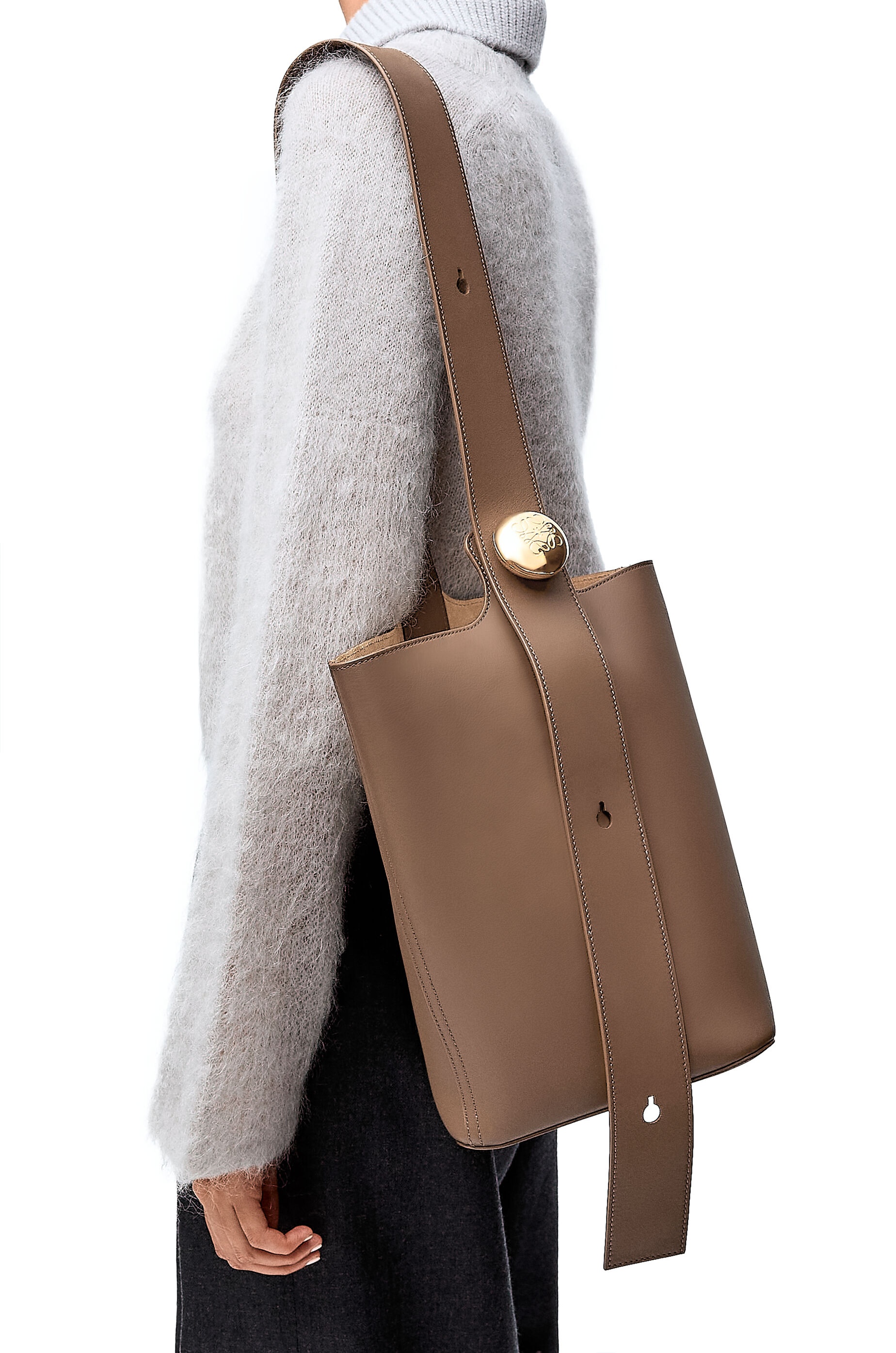 Medium Pebble bucket in mellow calfskin - 2
