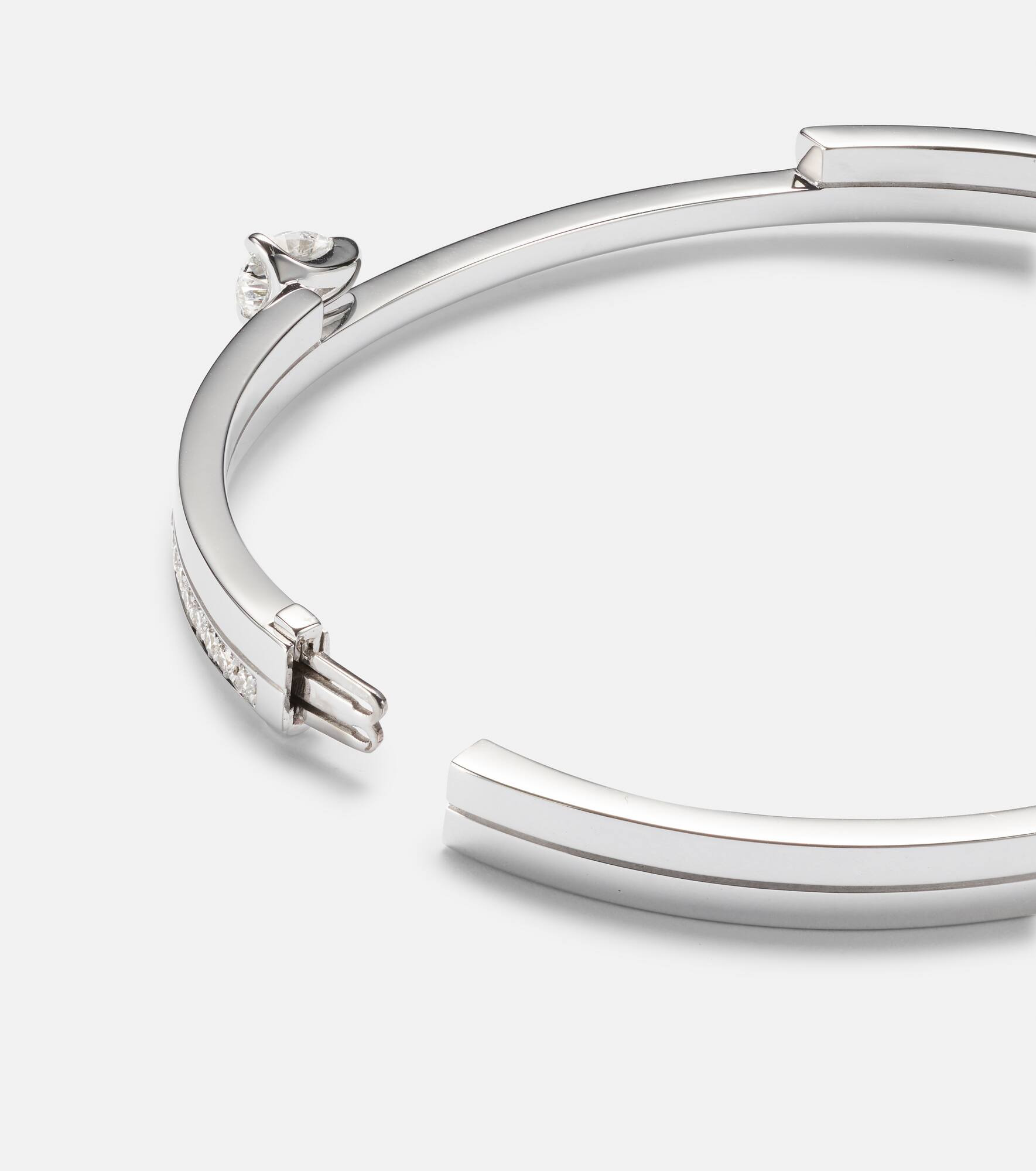 Serti Sur Vide 18kt white gold bangle with diamonds - 6
