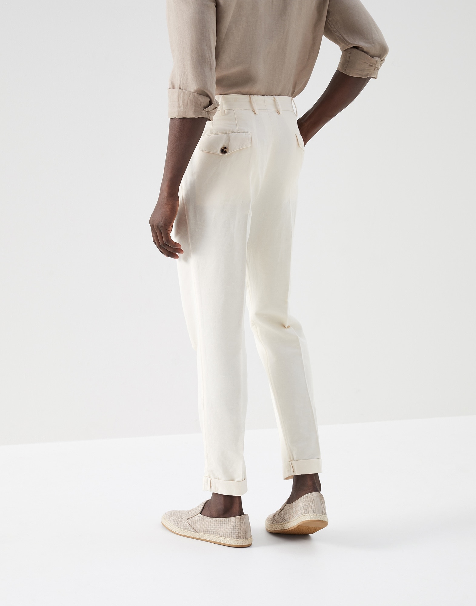 Garment-dyed leisure fit trousers in twisted linen and cotton gabardine with double pleats and draws - 2