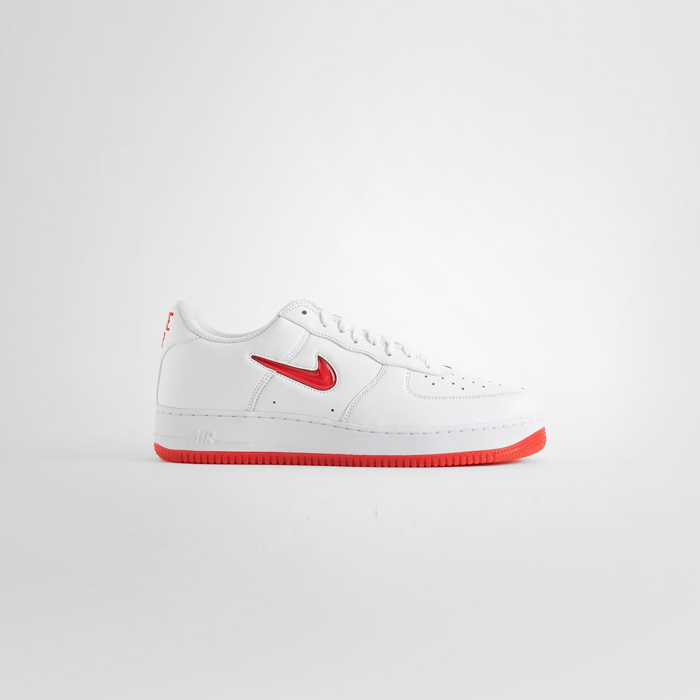 NIKE UNISEX WHITE SNEAKERS - 7