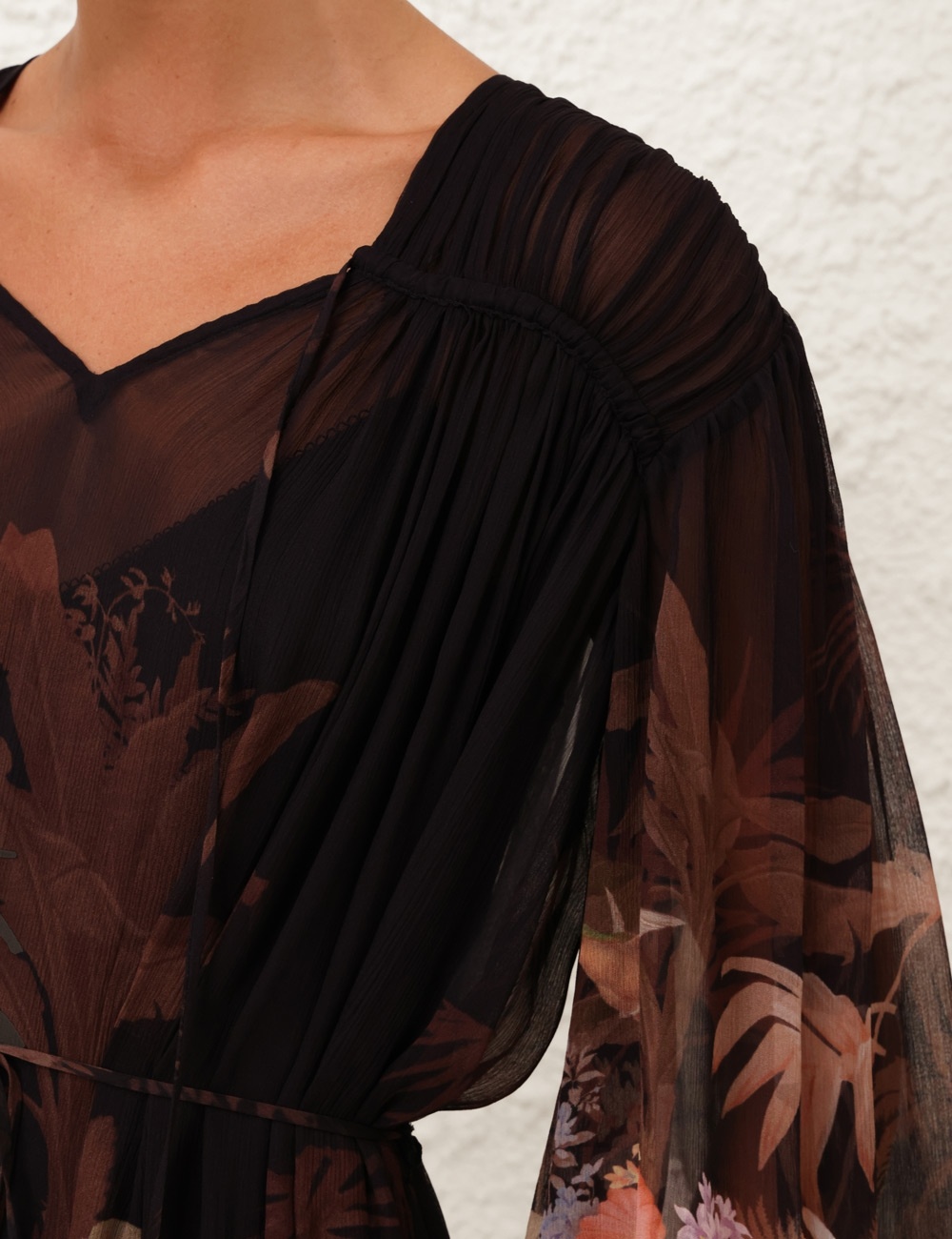 【Zimmermann】ILLUMINATE DRAWN SHEATH DRESS シフォン ミディ Illuminate Drawn Sheath Dress Black Tropical Online | Zimmermann
