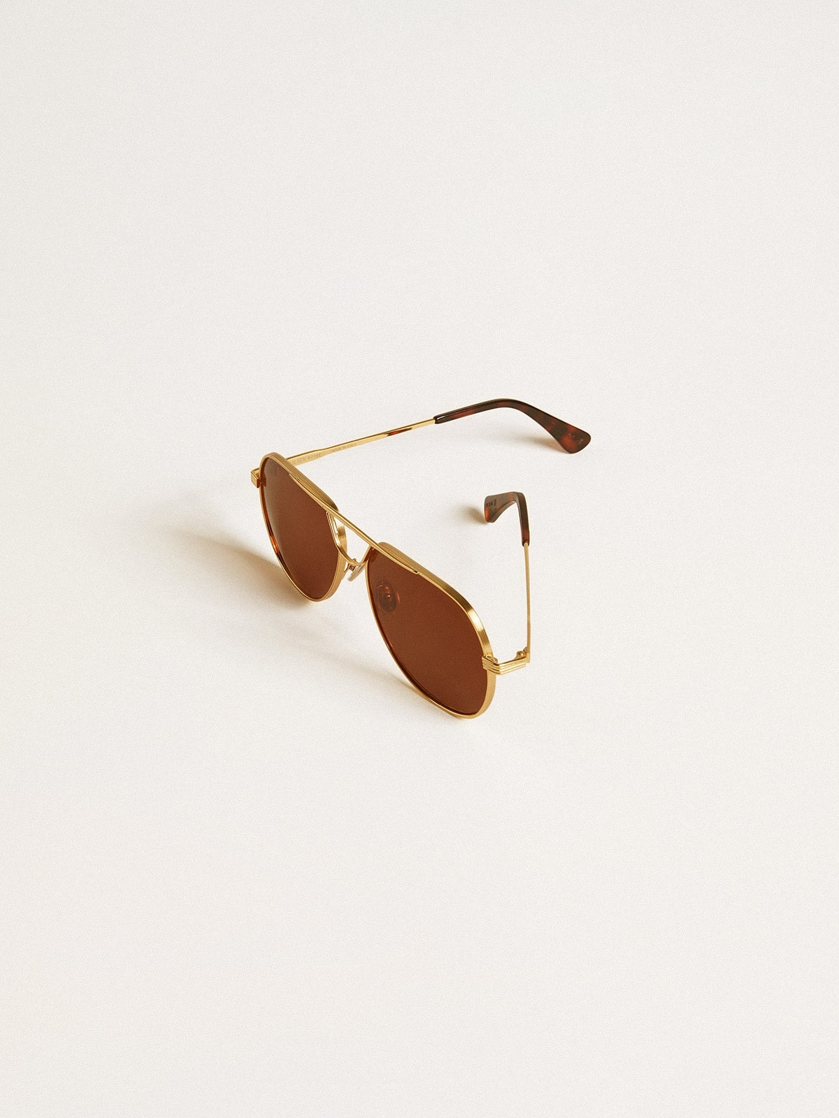 Aviator style sunglasses with gold frame and brown lenses 2