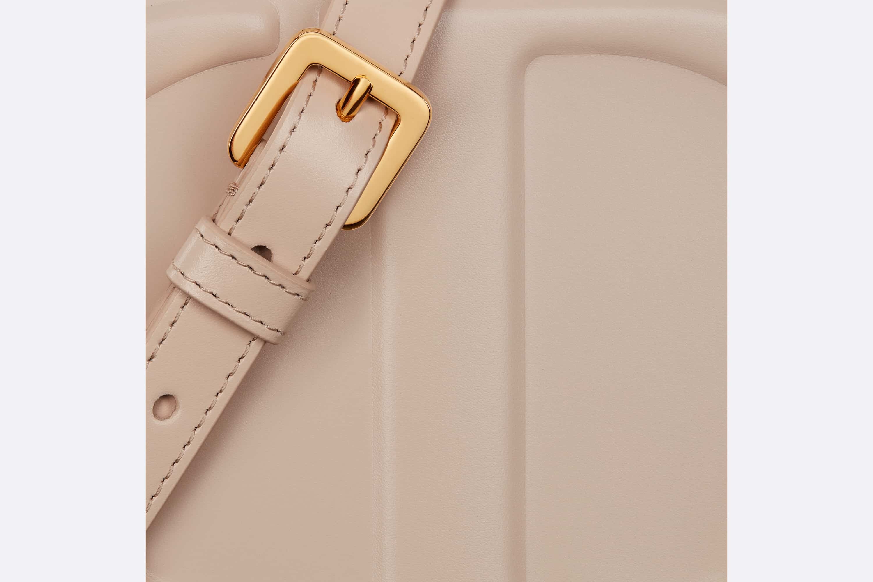品質一番の Signature CD Dior Oval REVERSIBLE | dior | Bag Camera 洗顔料