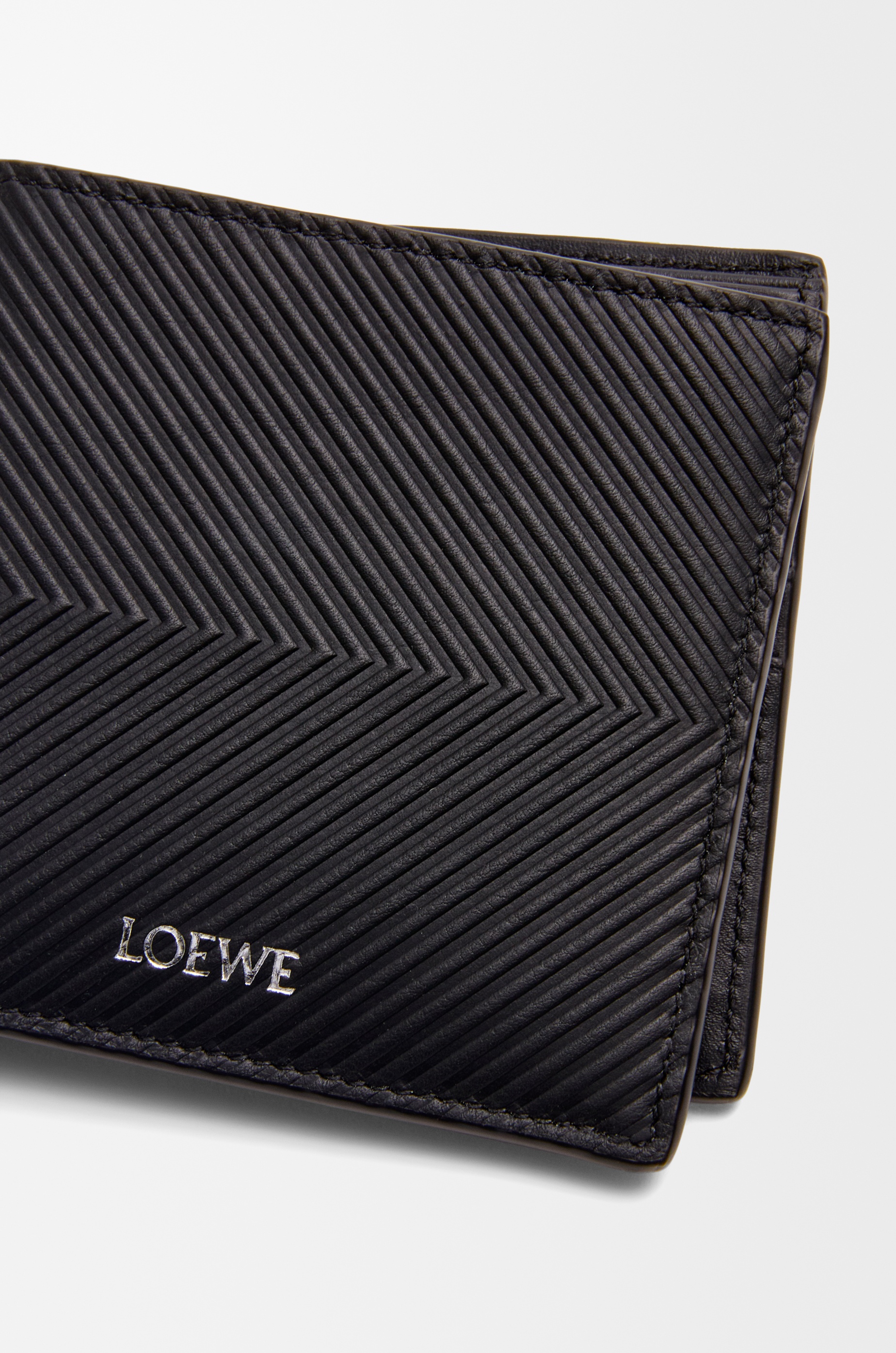 Bifold wallet in textured classic calfskin - 5