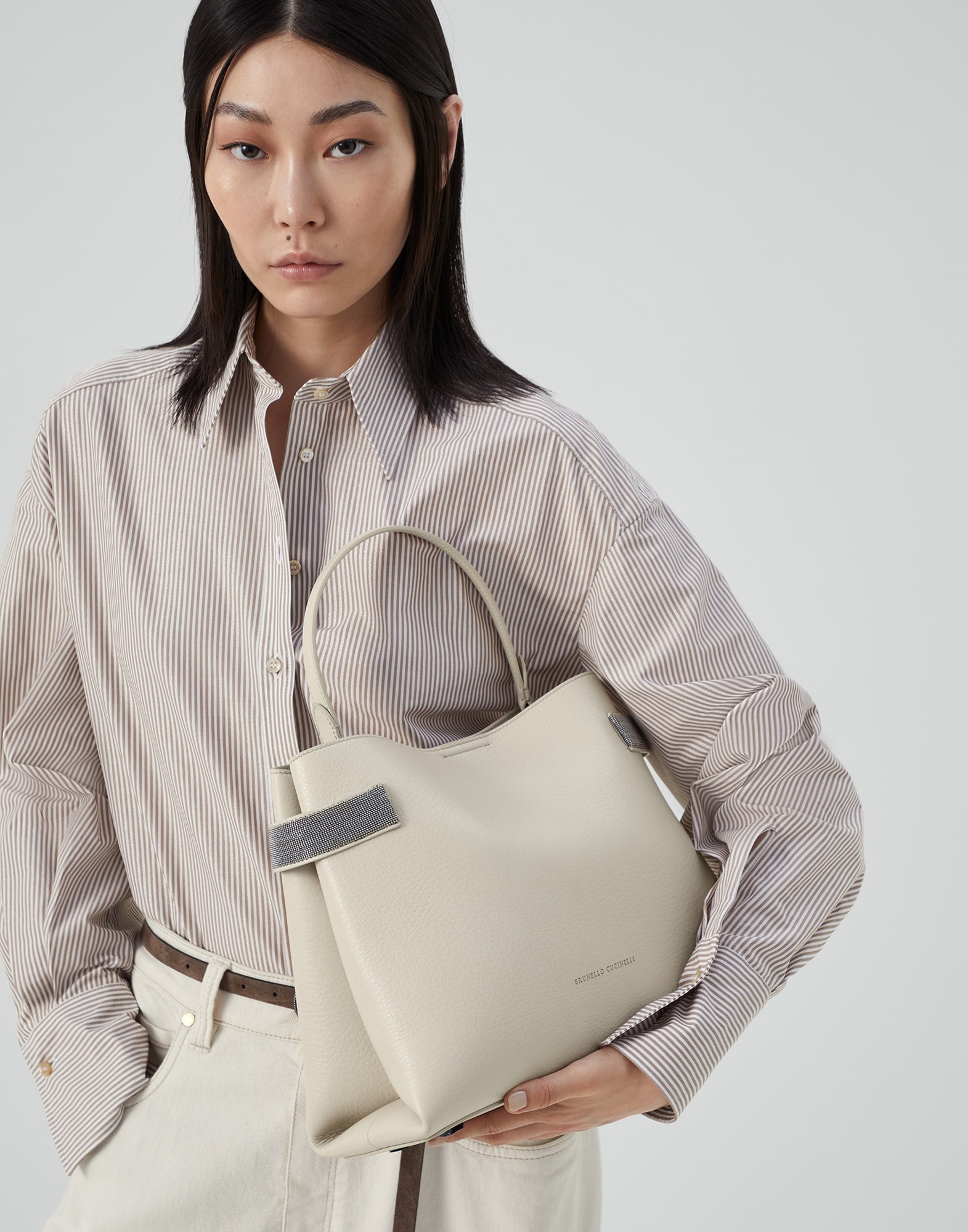 Texture calfskin bag with precious bands - 4